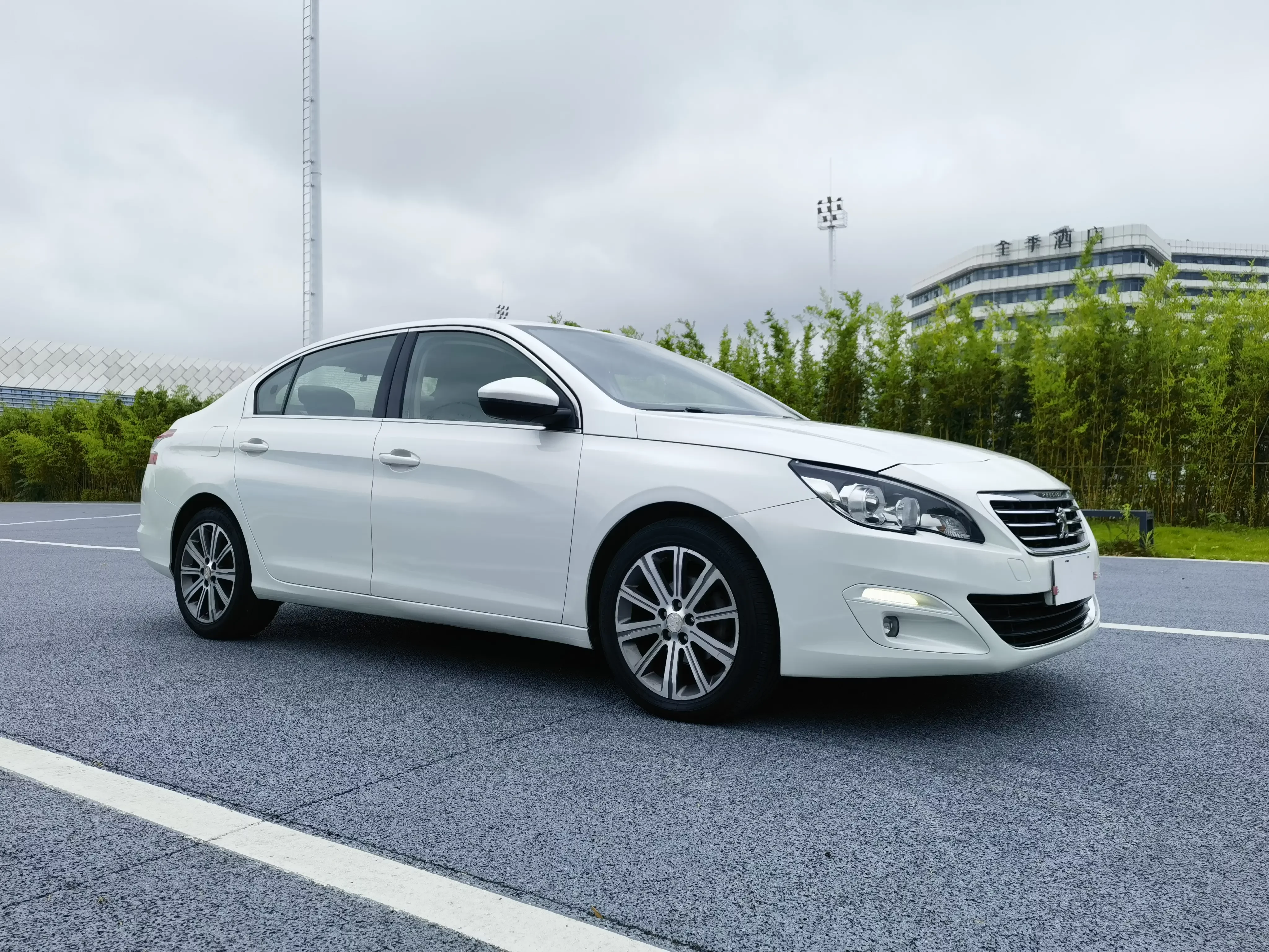 Peugeot 408