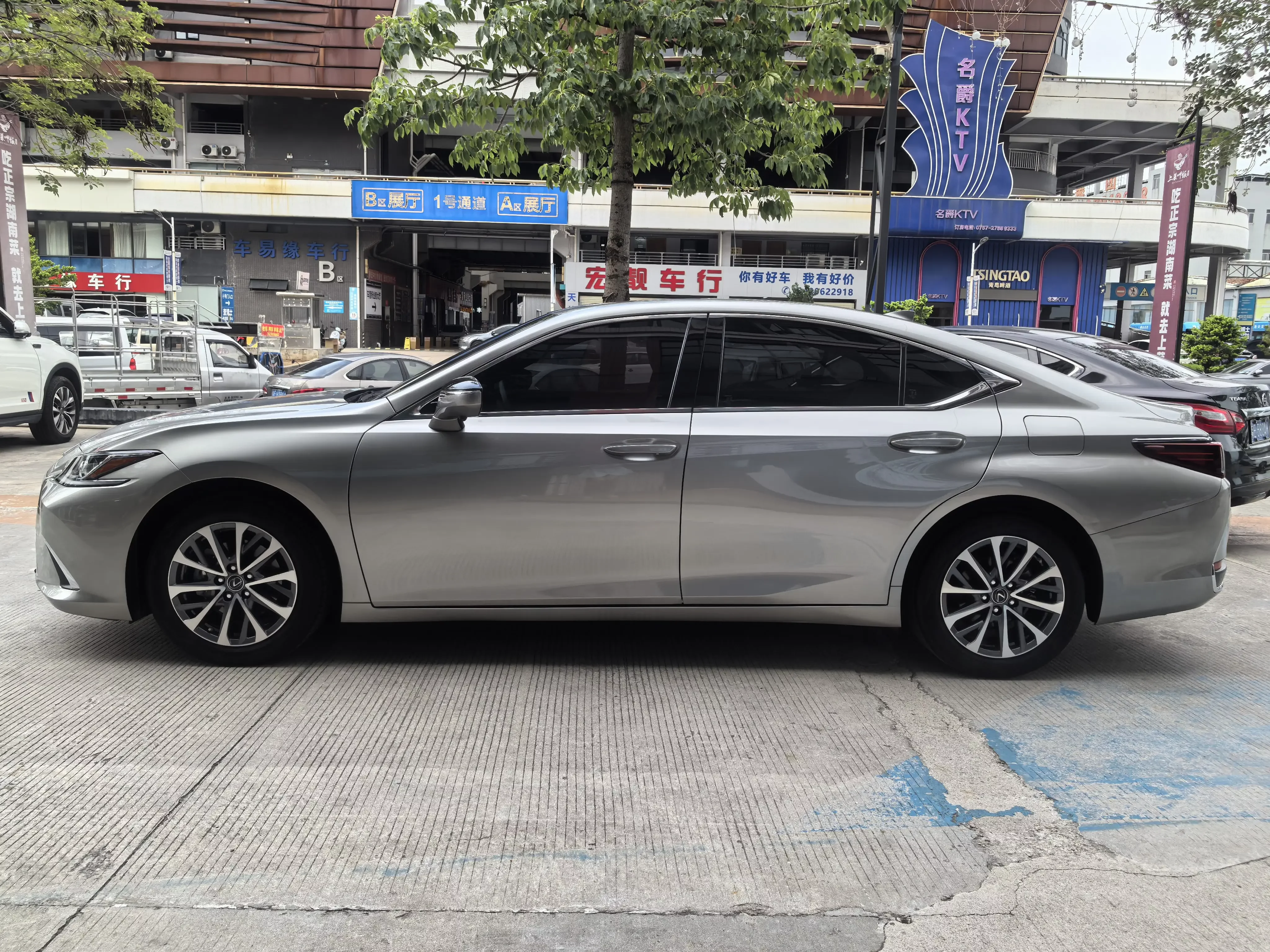 Lexus ES