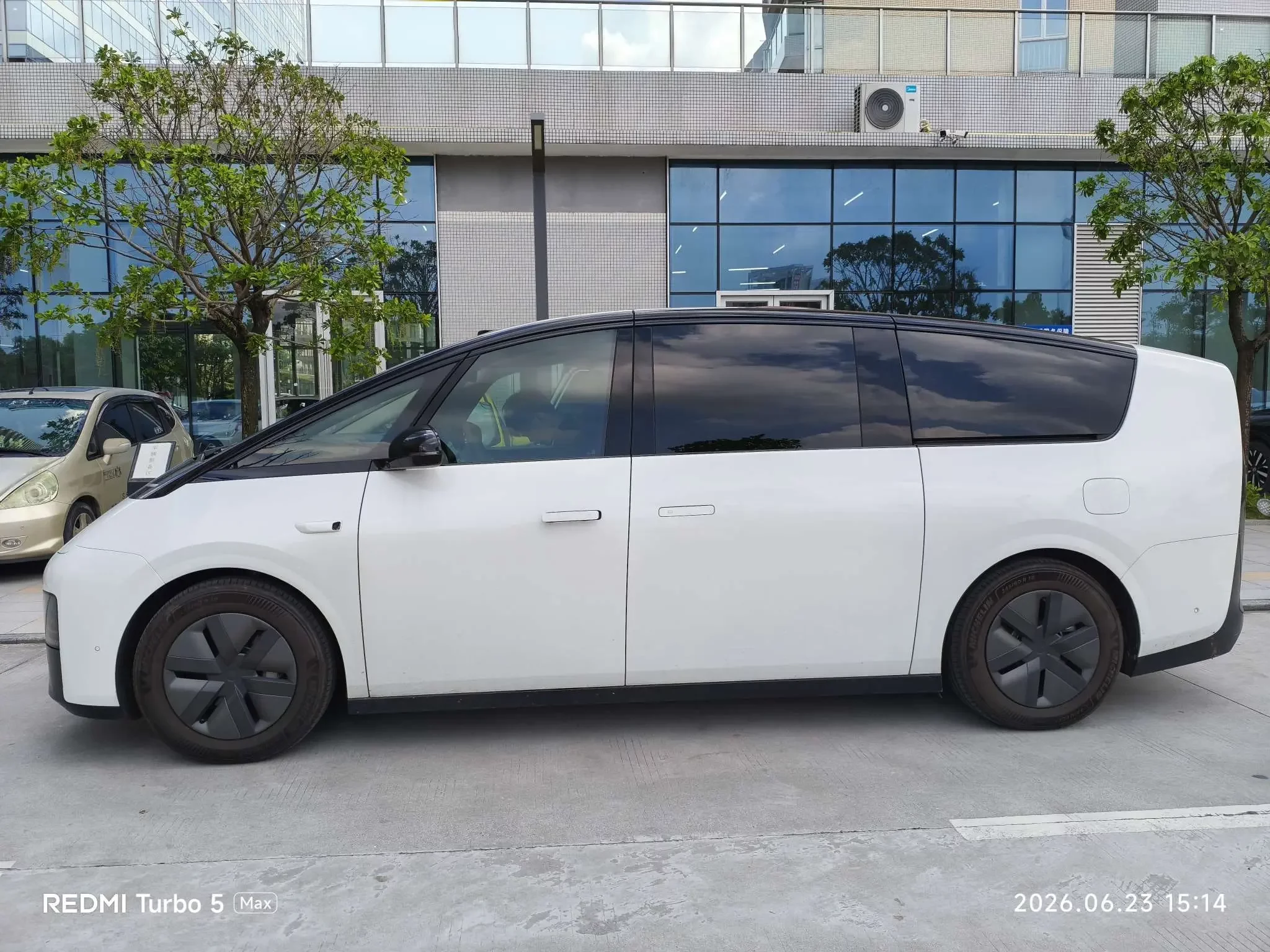 Lixiang MEGA