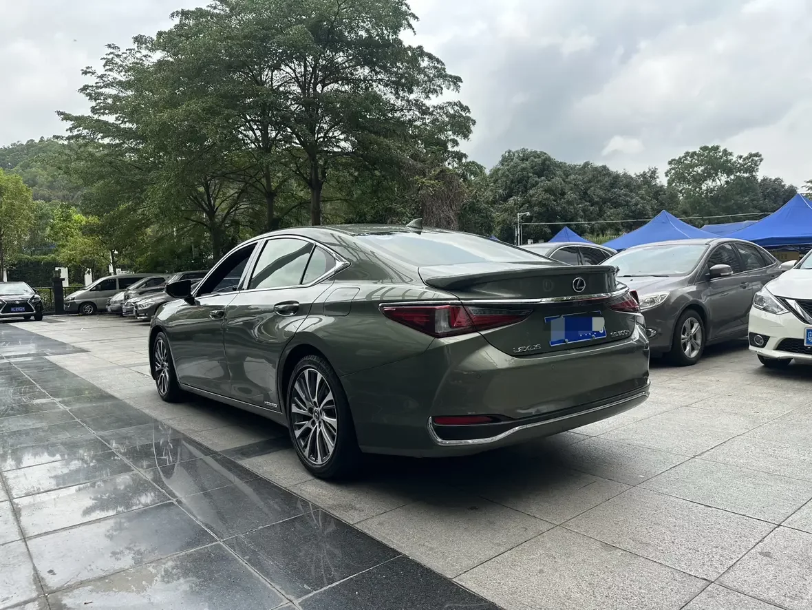 Lexus ES
