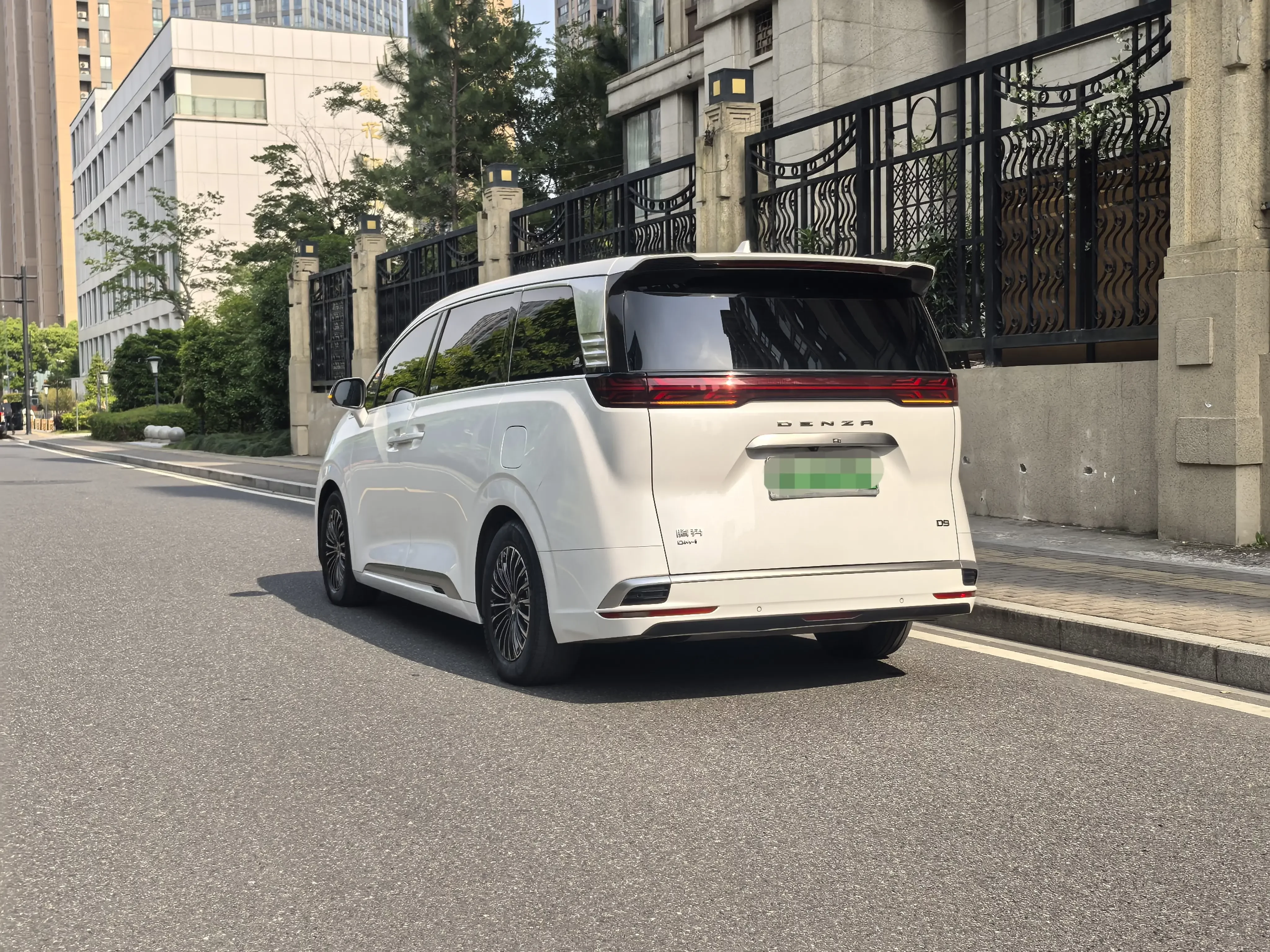 Denza D9 DM