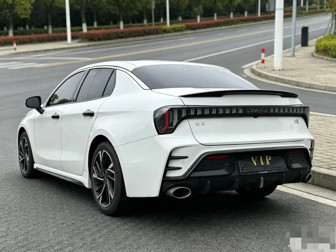 Lynk & Co 03
