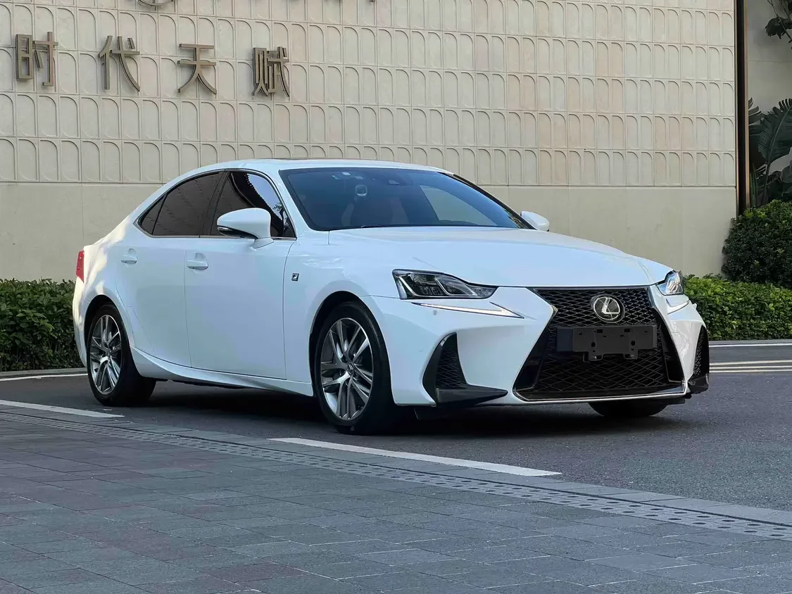 Lexus IS
