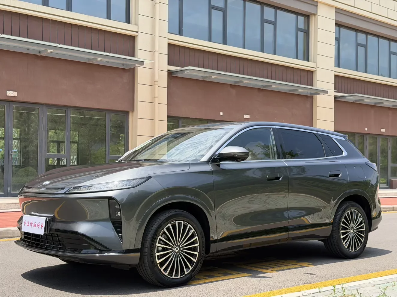 Dongfeng Fengshen L8 PHEV