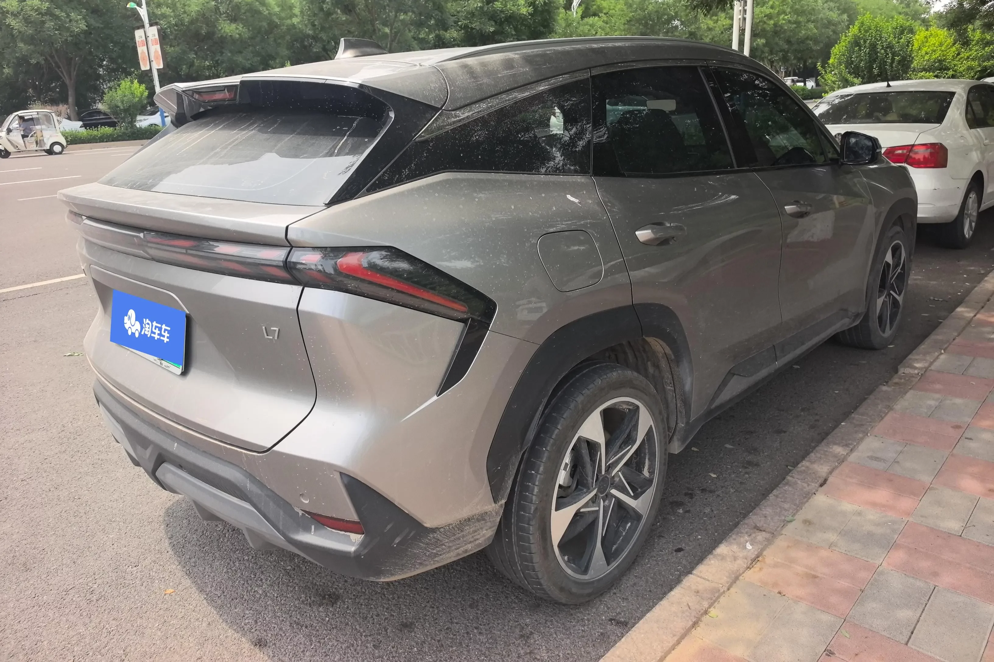 Geely Galaxy L7