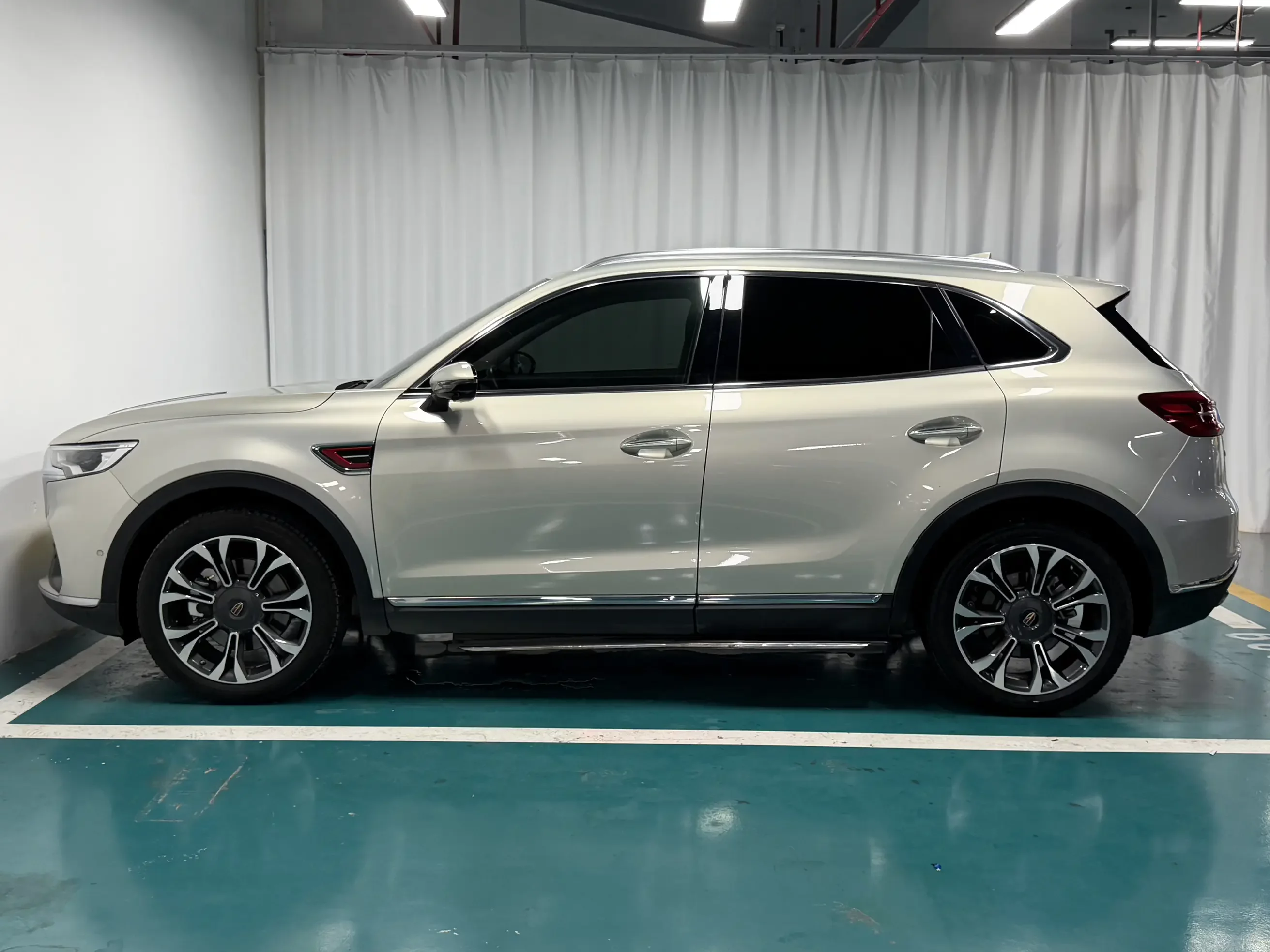 Hongqi HS5