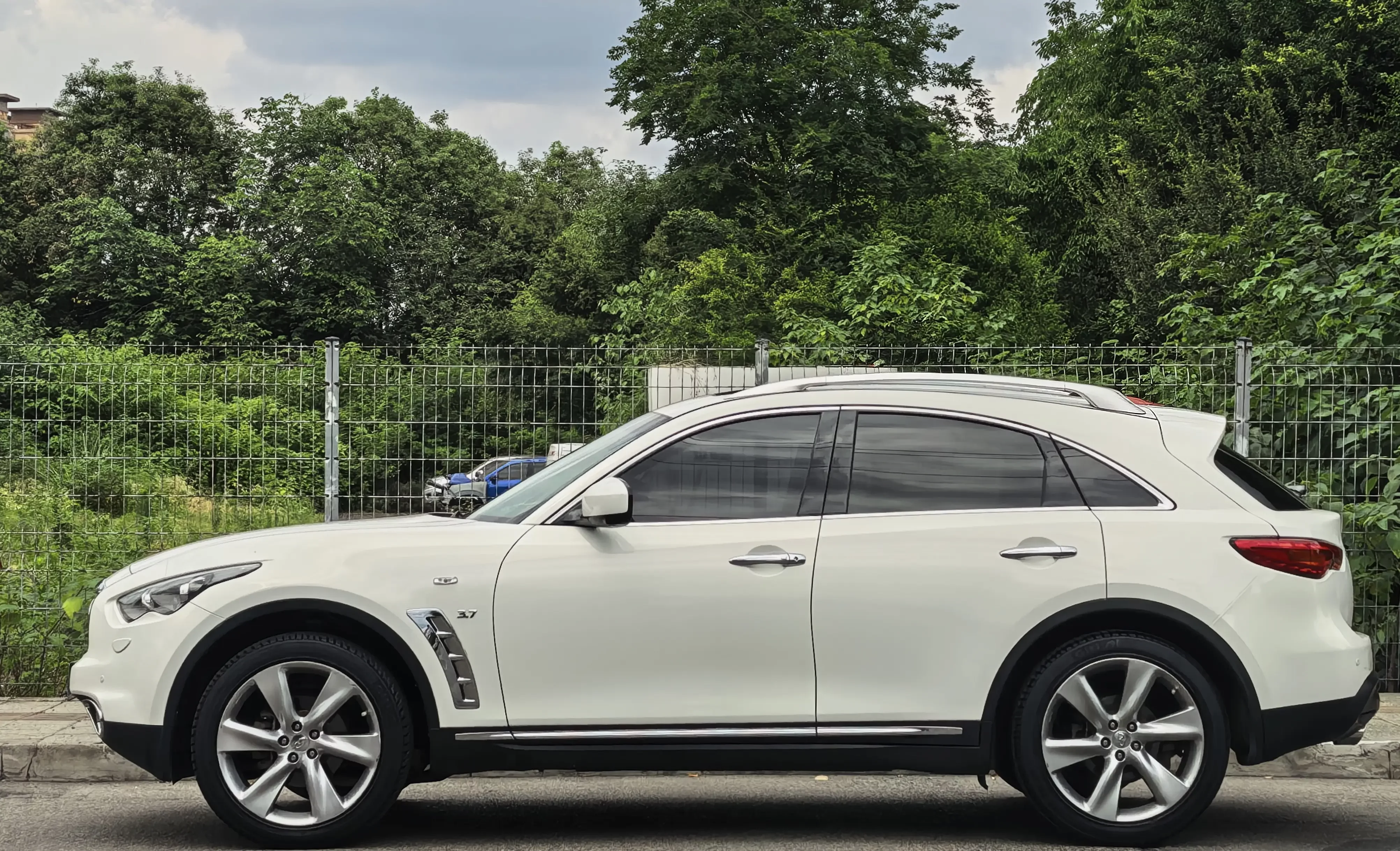 Infiniti QX70