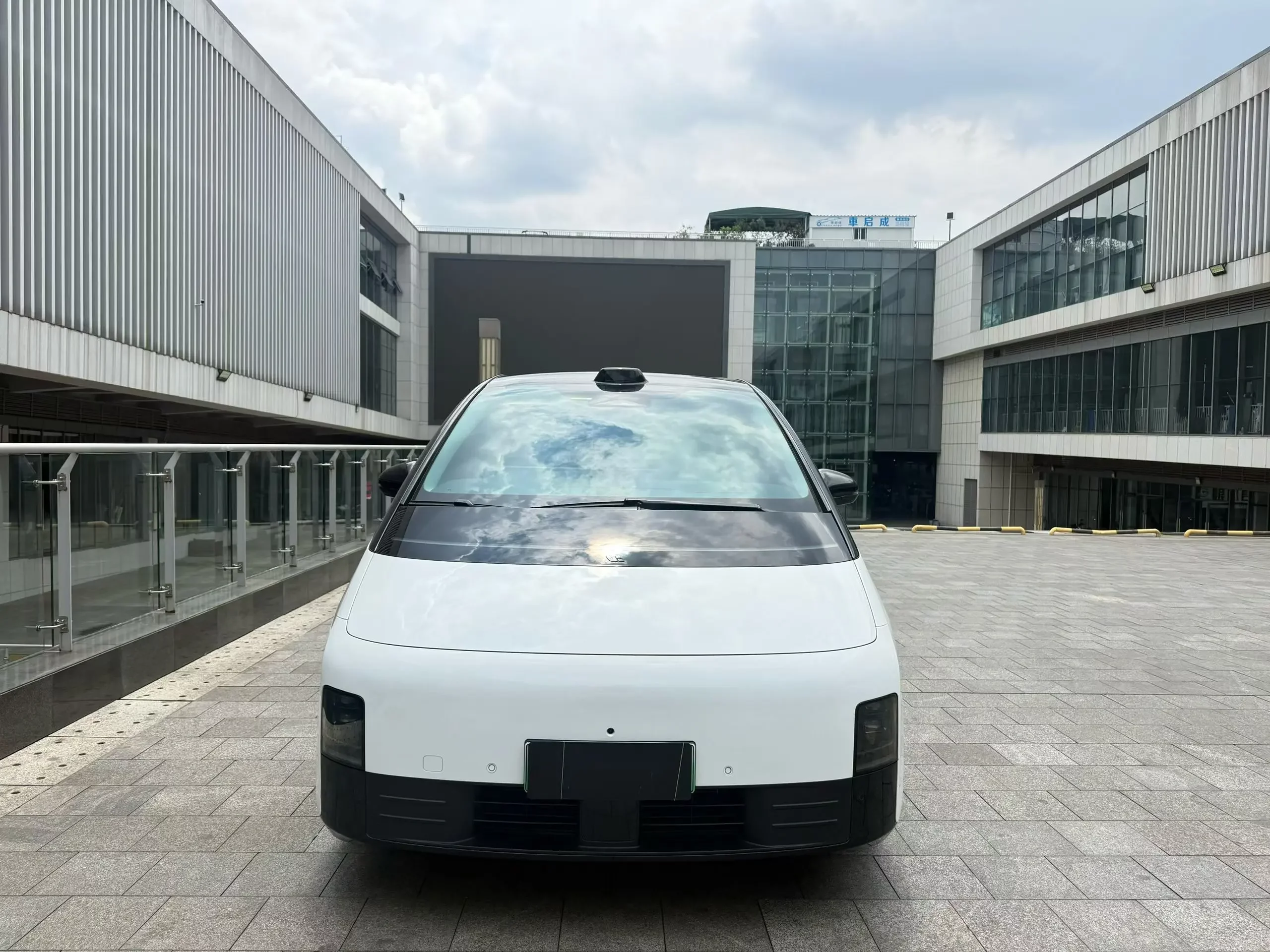Lixiang MEGA