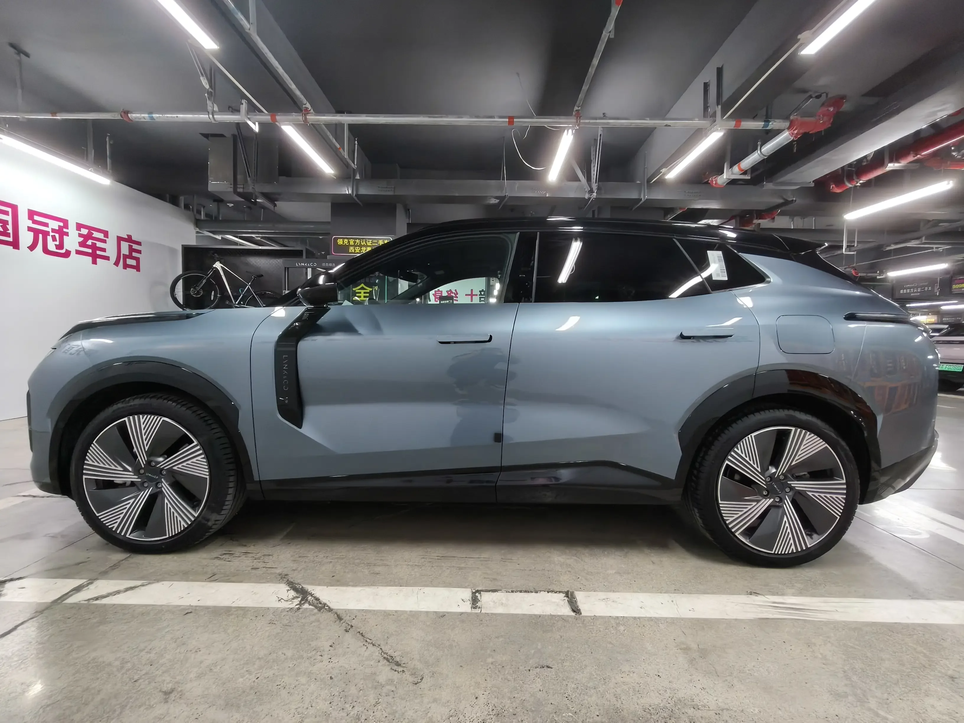 Lynk & Co 08 EM-P