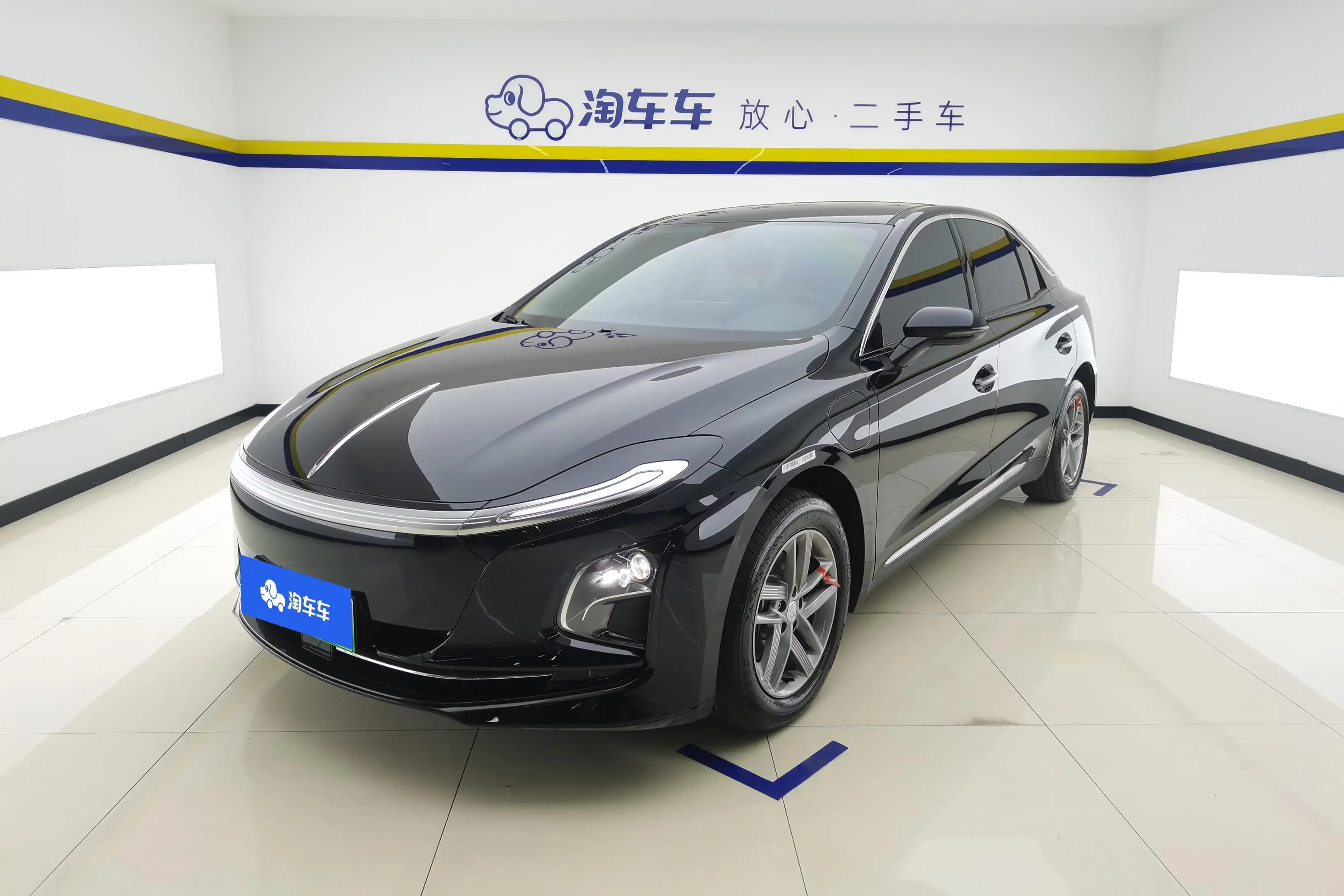 Hongqi E-QM5