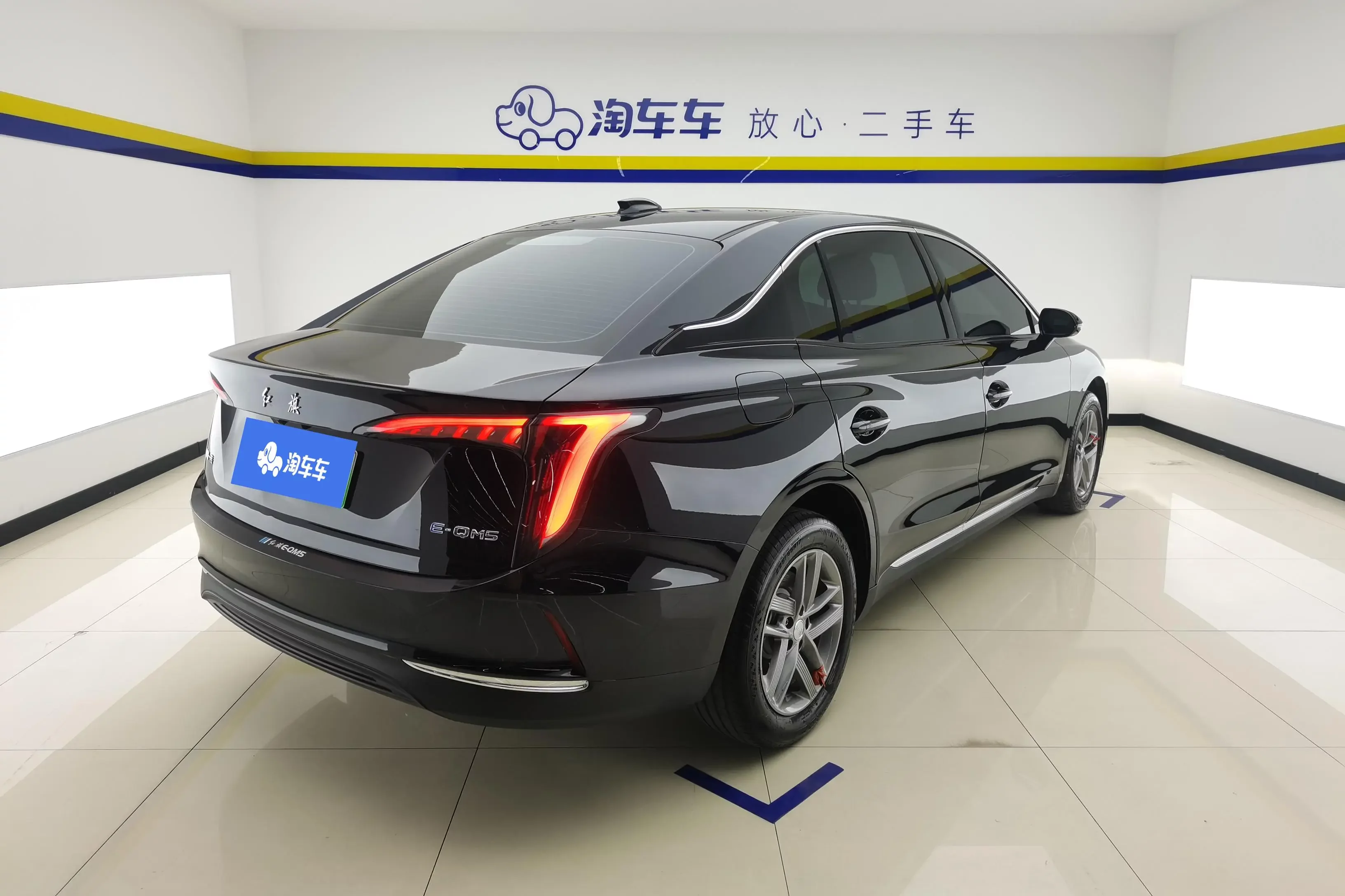 Hongqi E-QM5