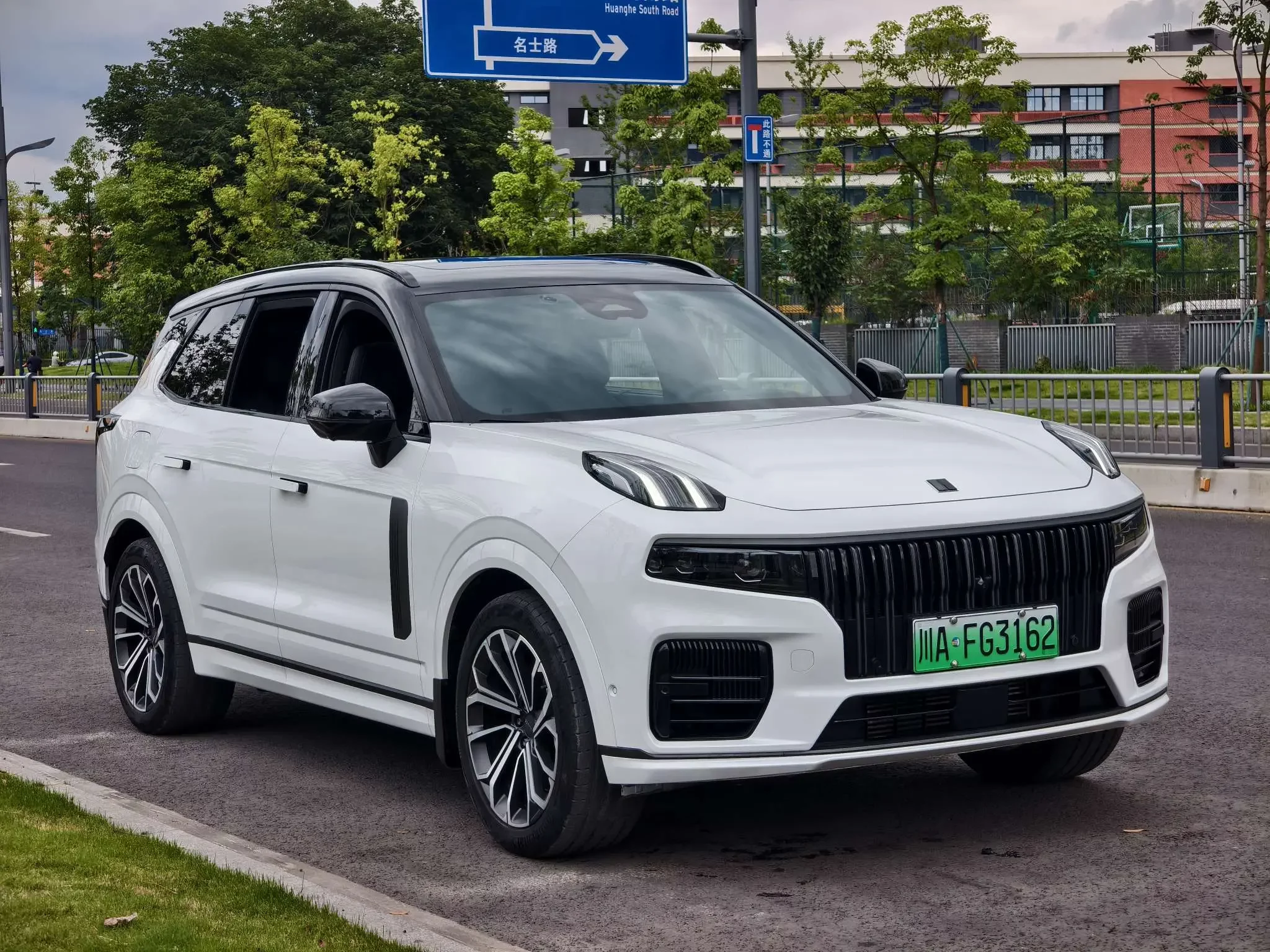 Lynk & Co 09 EM-P