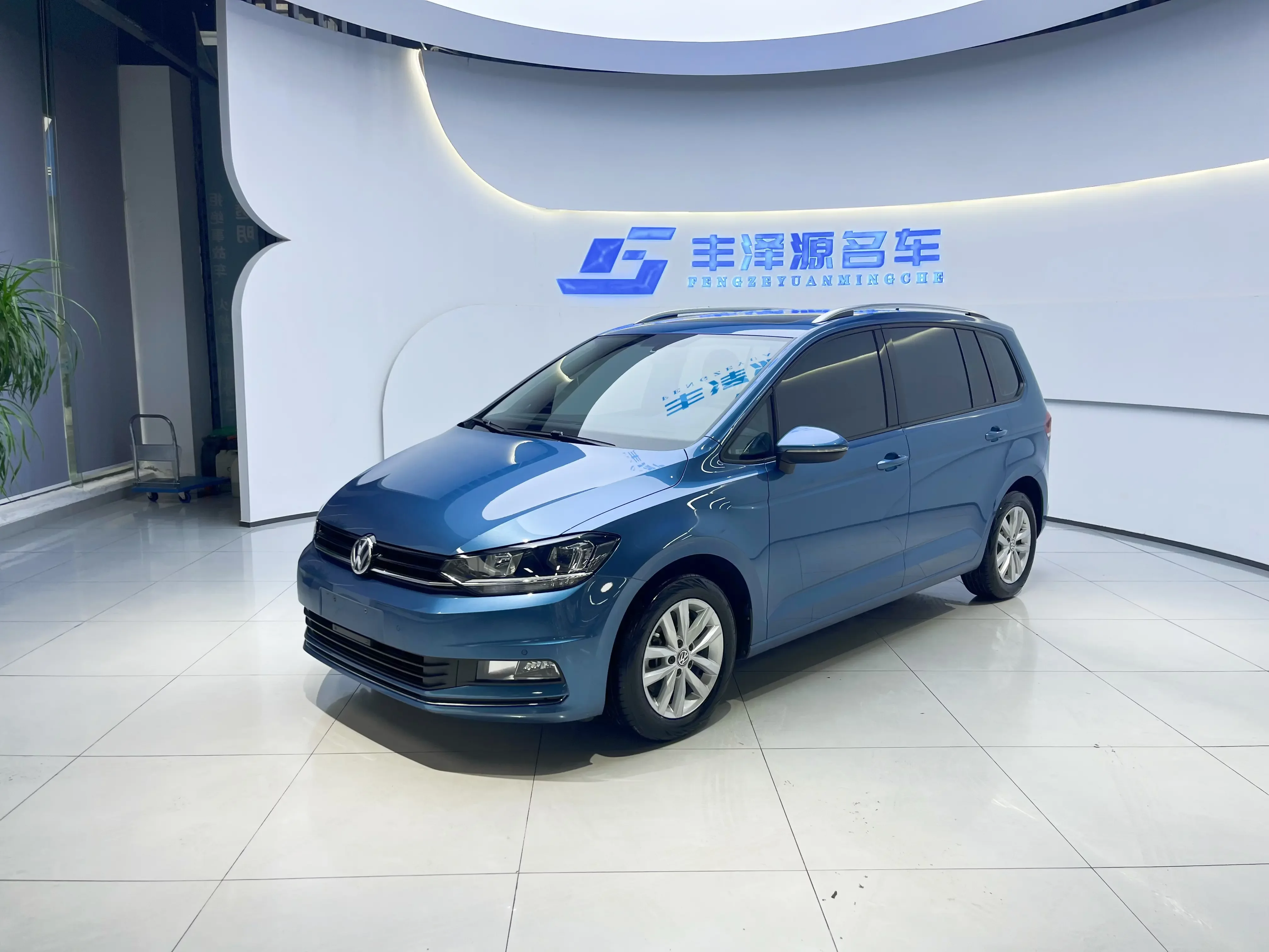 Volkswagen Touran L  из Китая