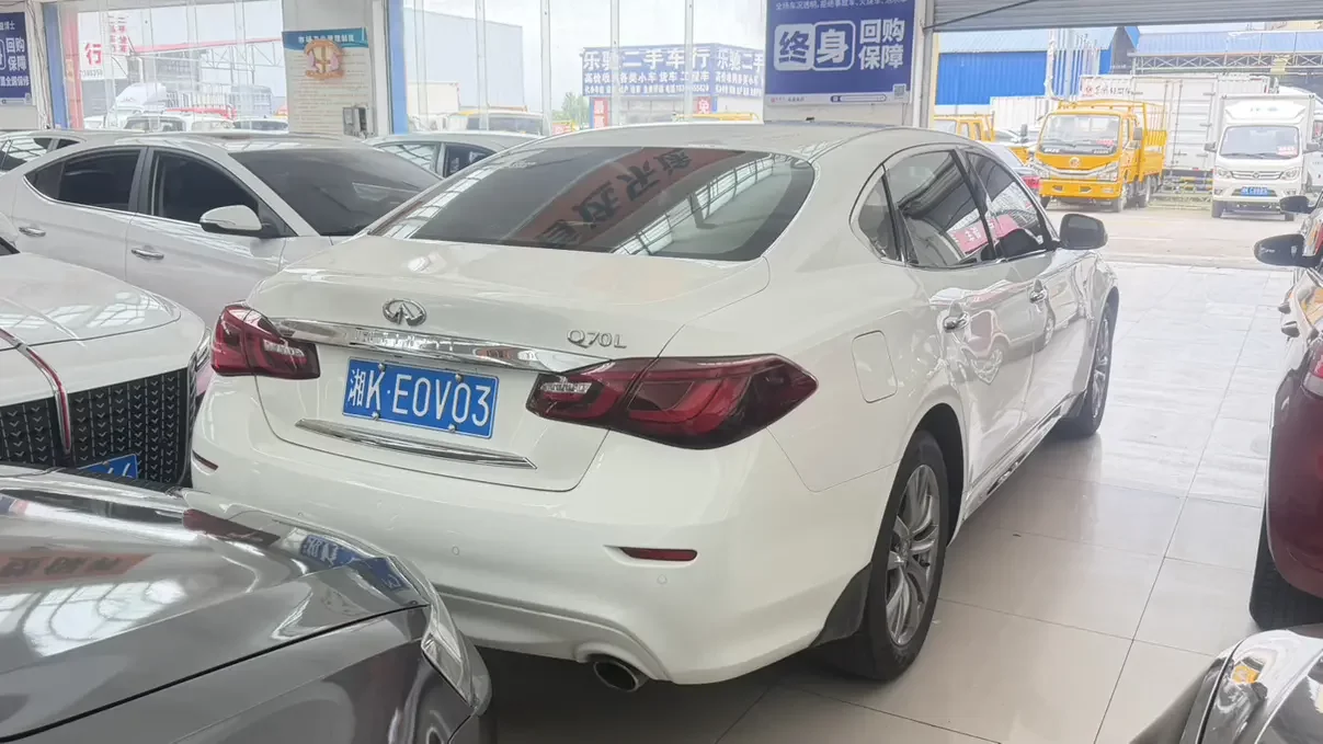 Infiniti Q70