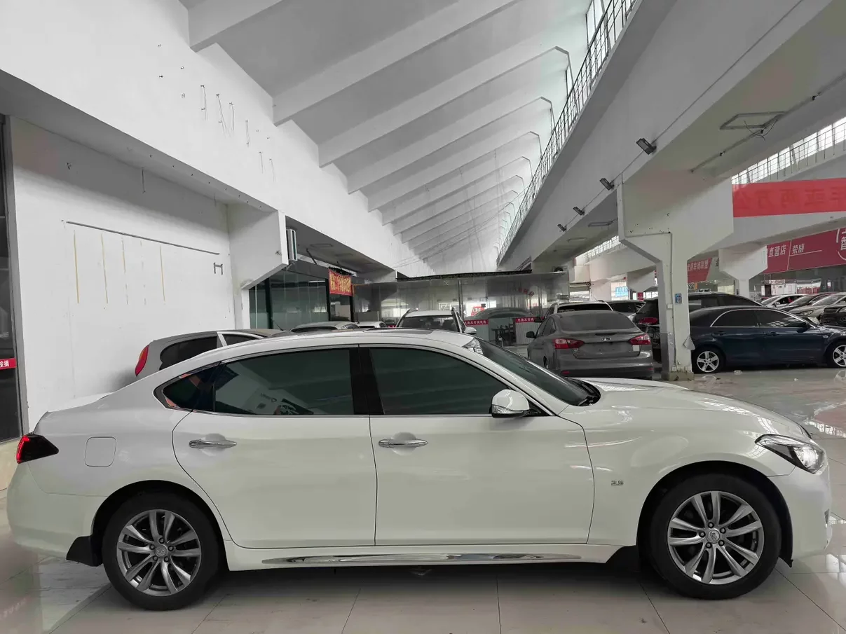 Infiniti Q70