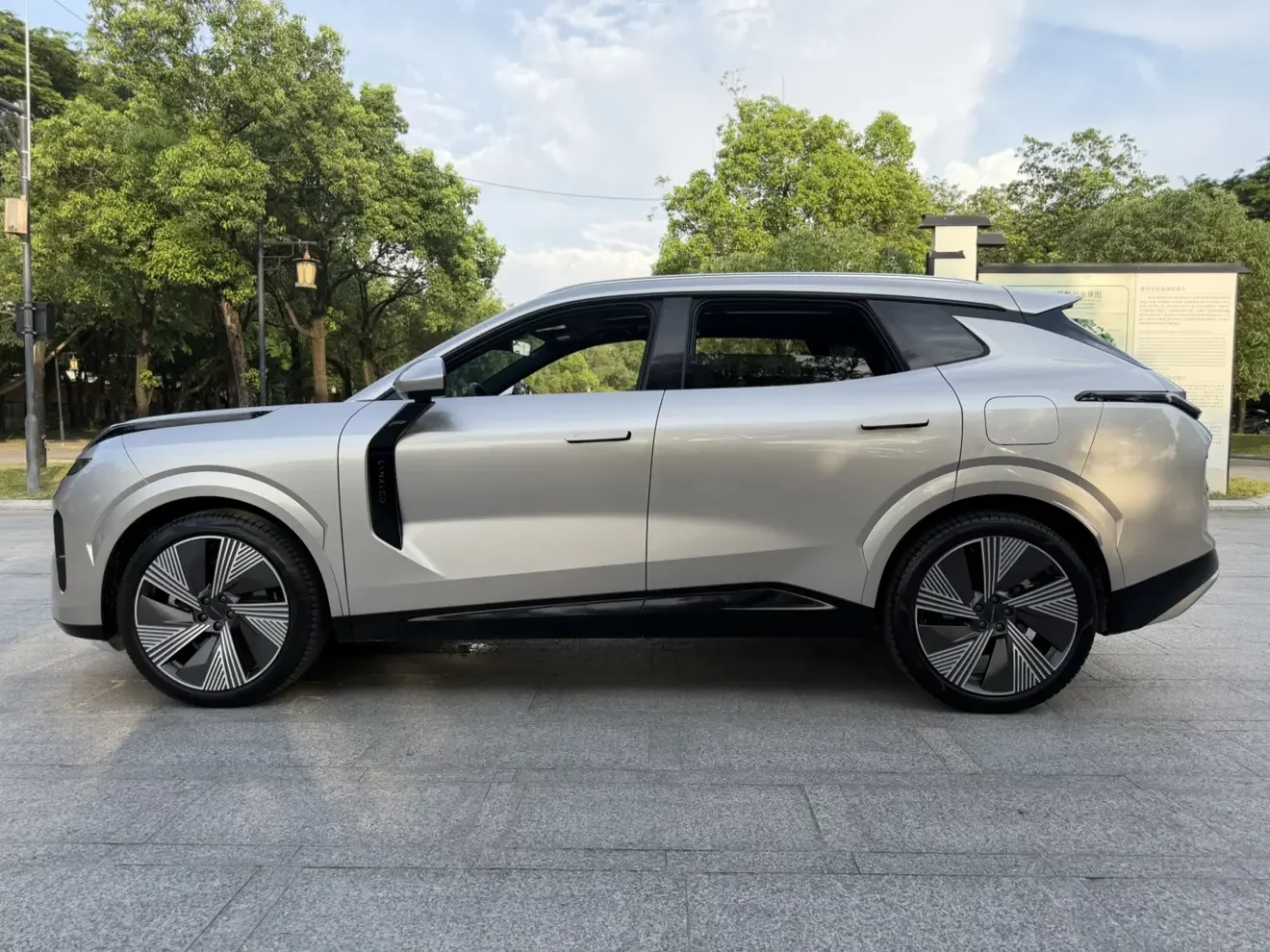 Lynk & Co 08 EM-P