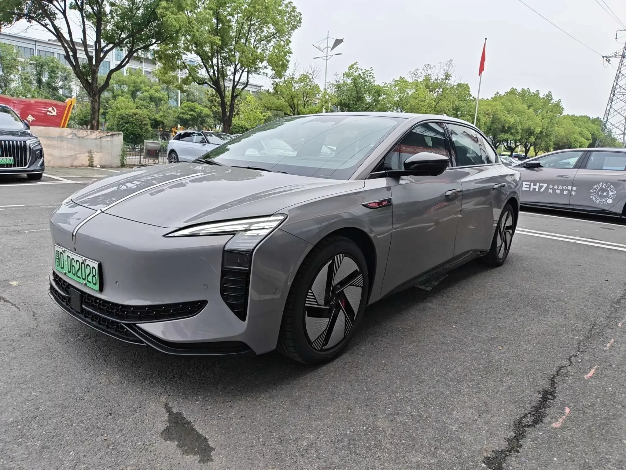 Hongqi EH7