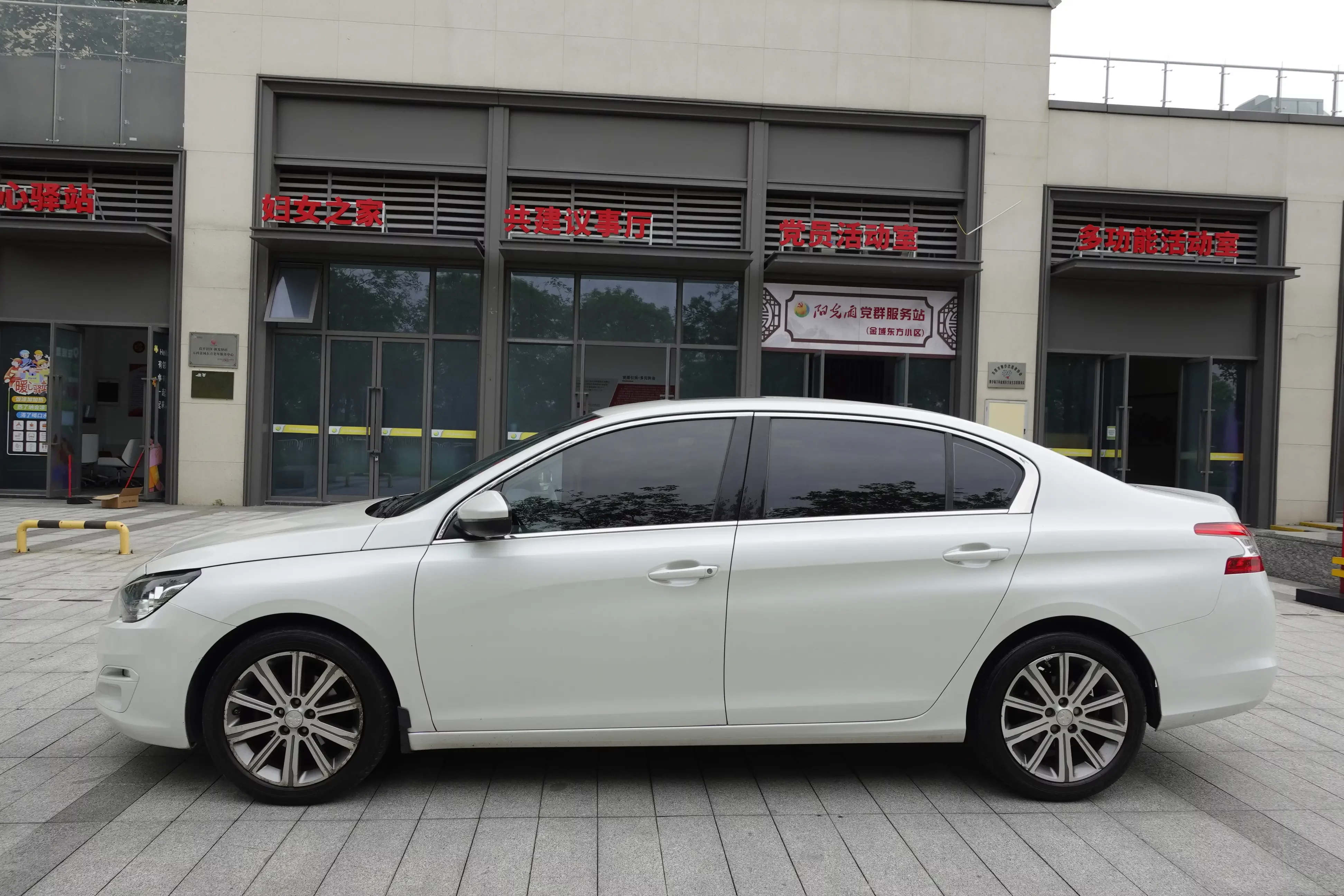 Peugeot 408