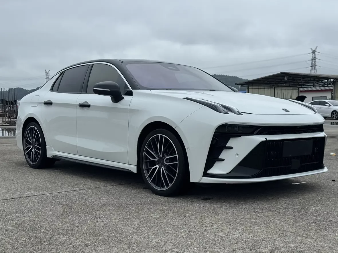 Lynk & Co 03