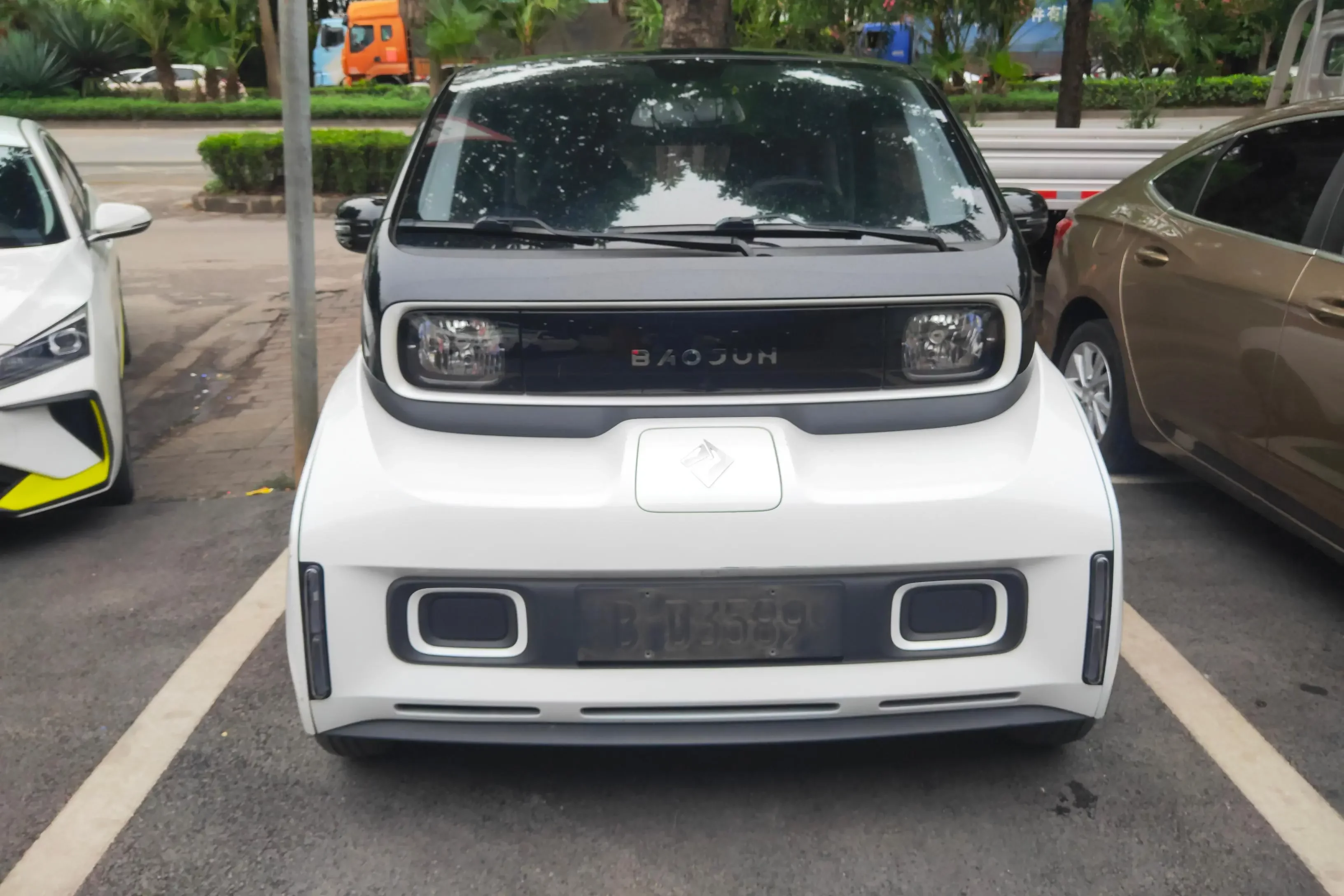 Baojun E300  из Китая
