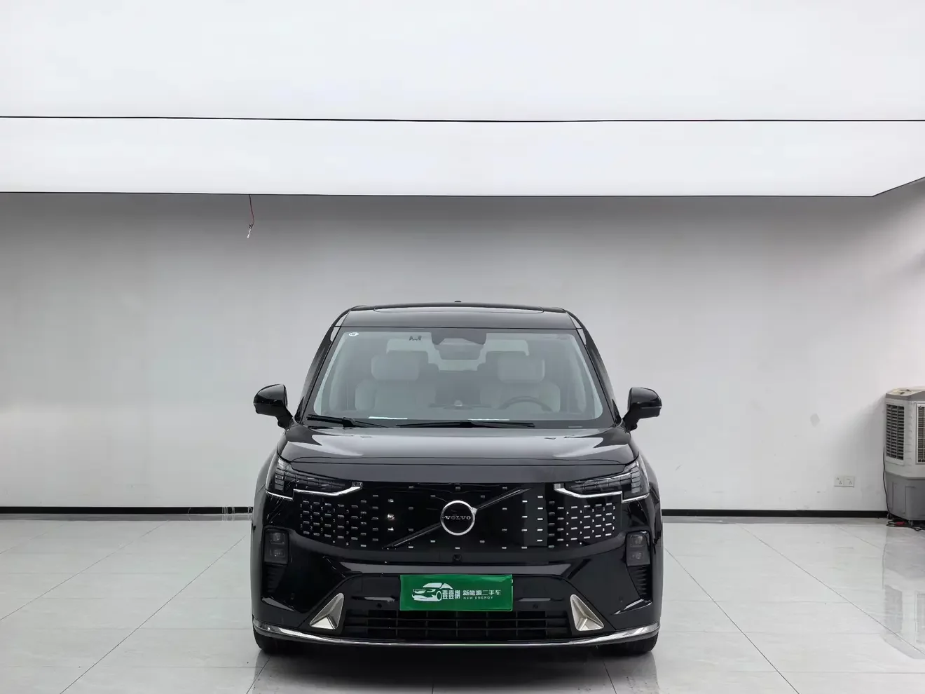 Volvo EM90