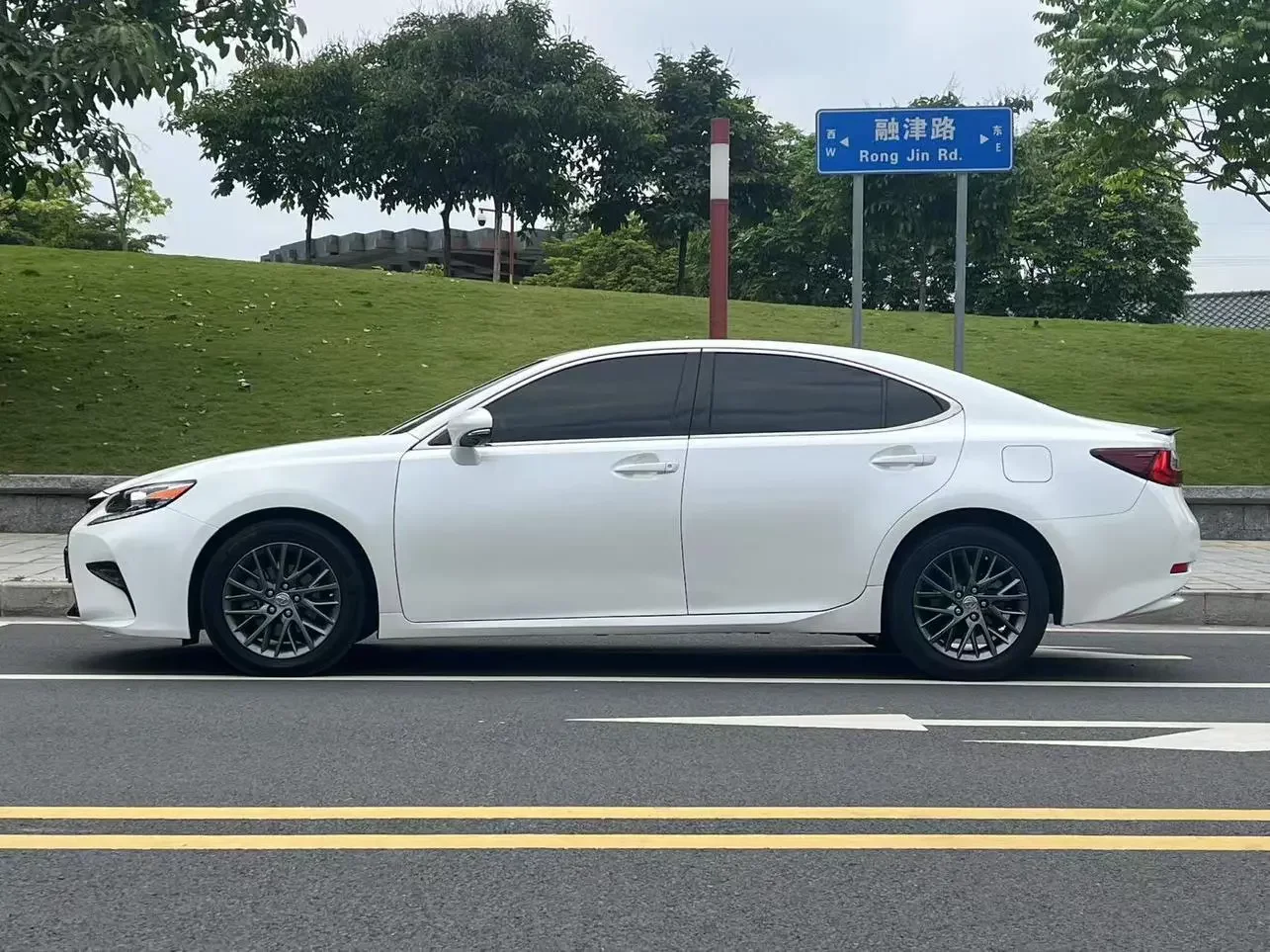 Lexus ES