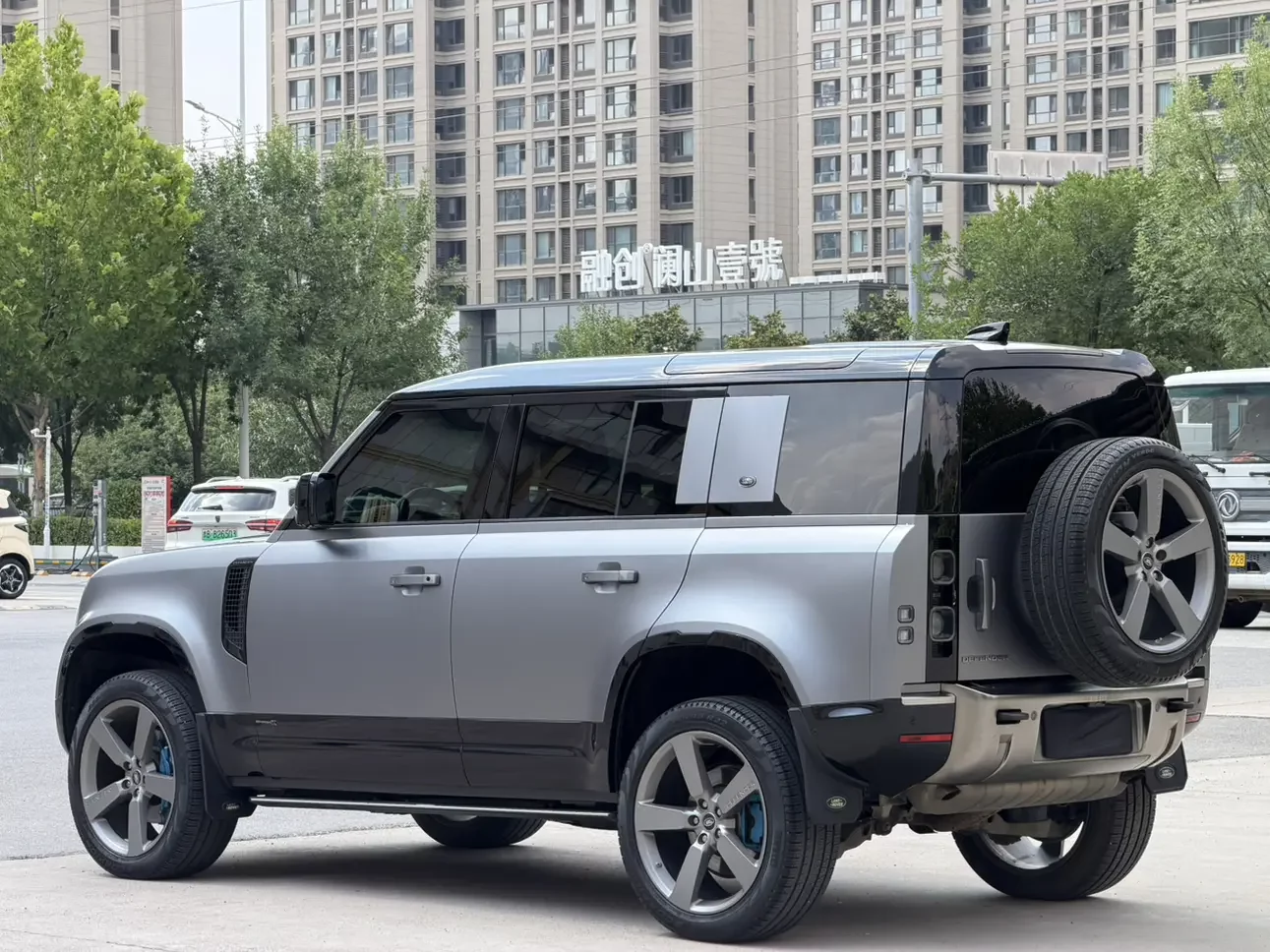 Land Rover guard