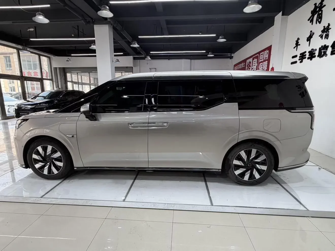 Volvo EM90