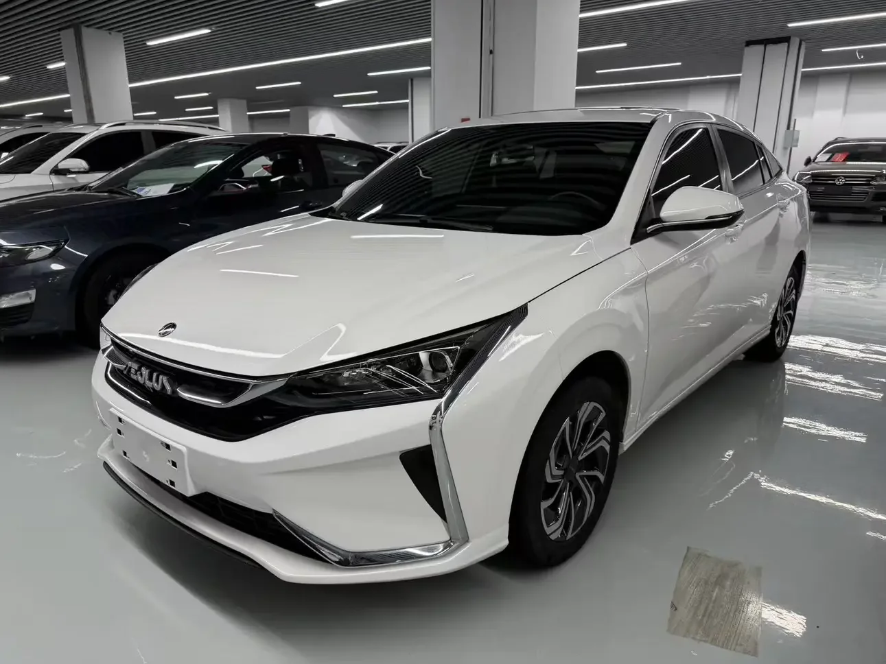 Dongfeng Yixuan  из Китая