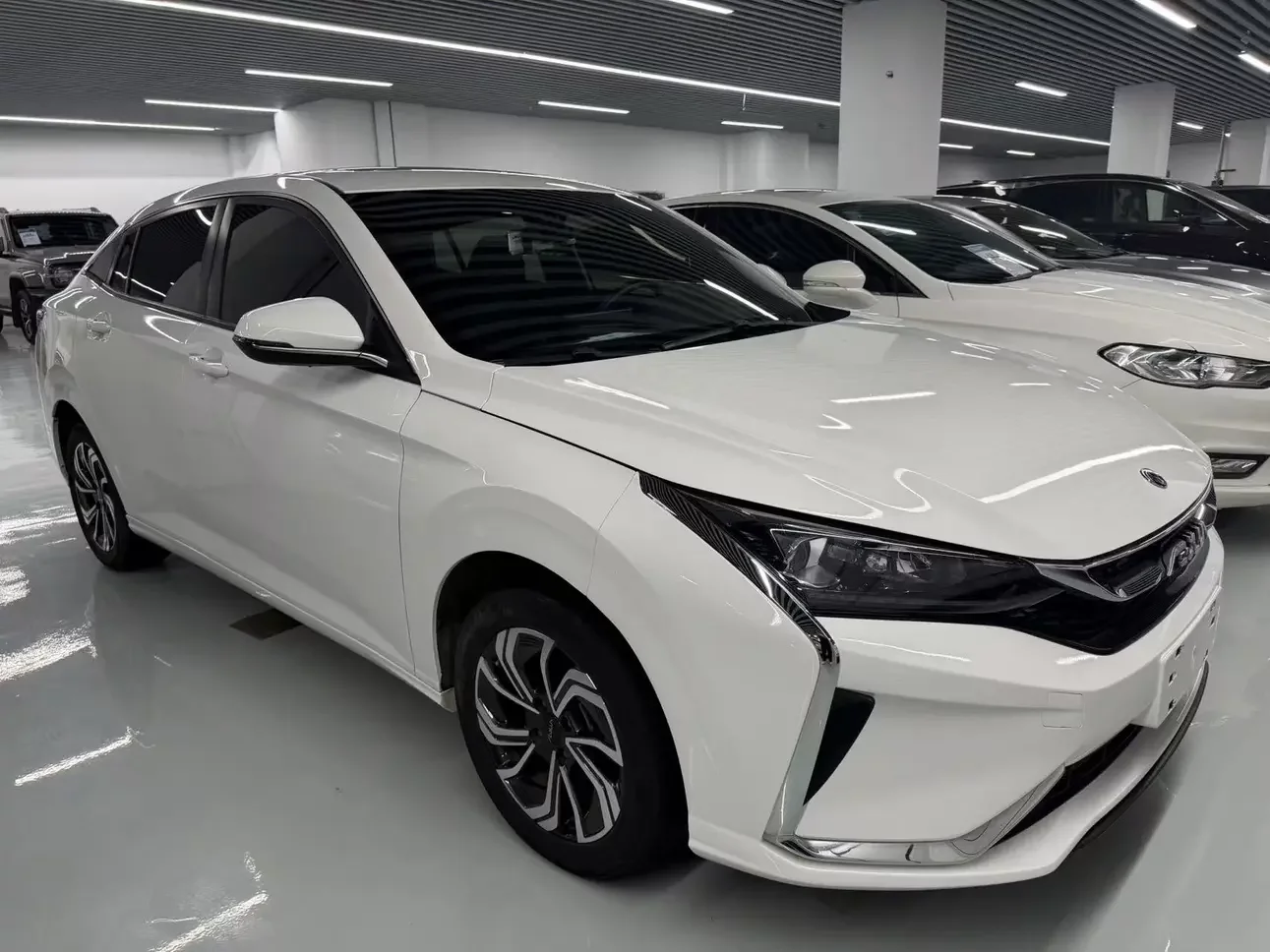 Dongfeng Yixuan  из Китая