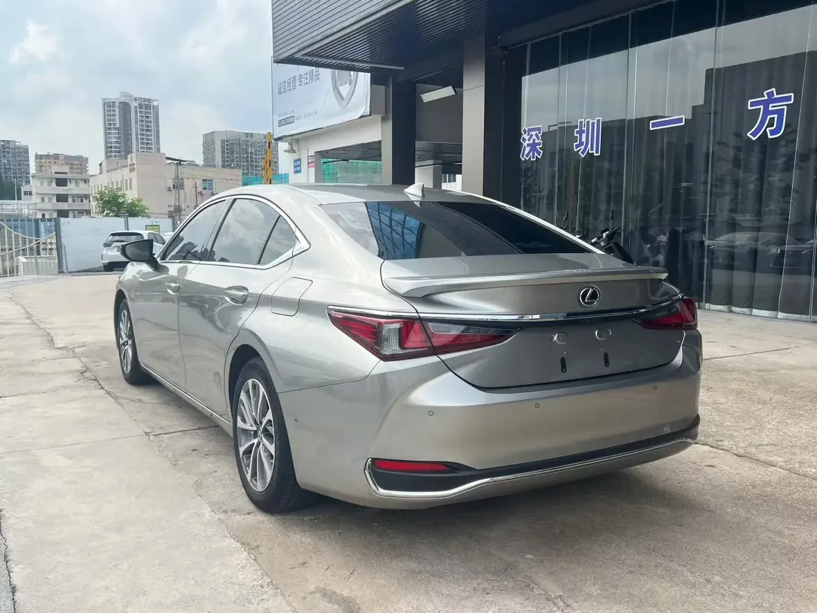 Lexus ES