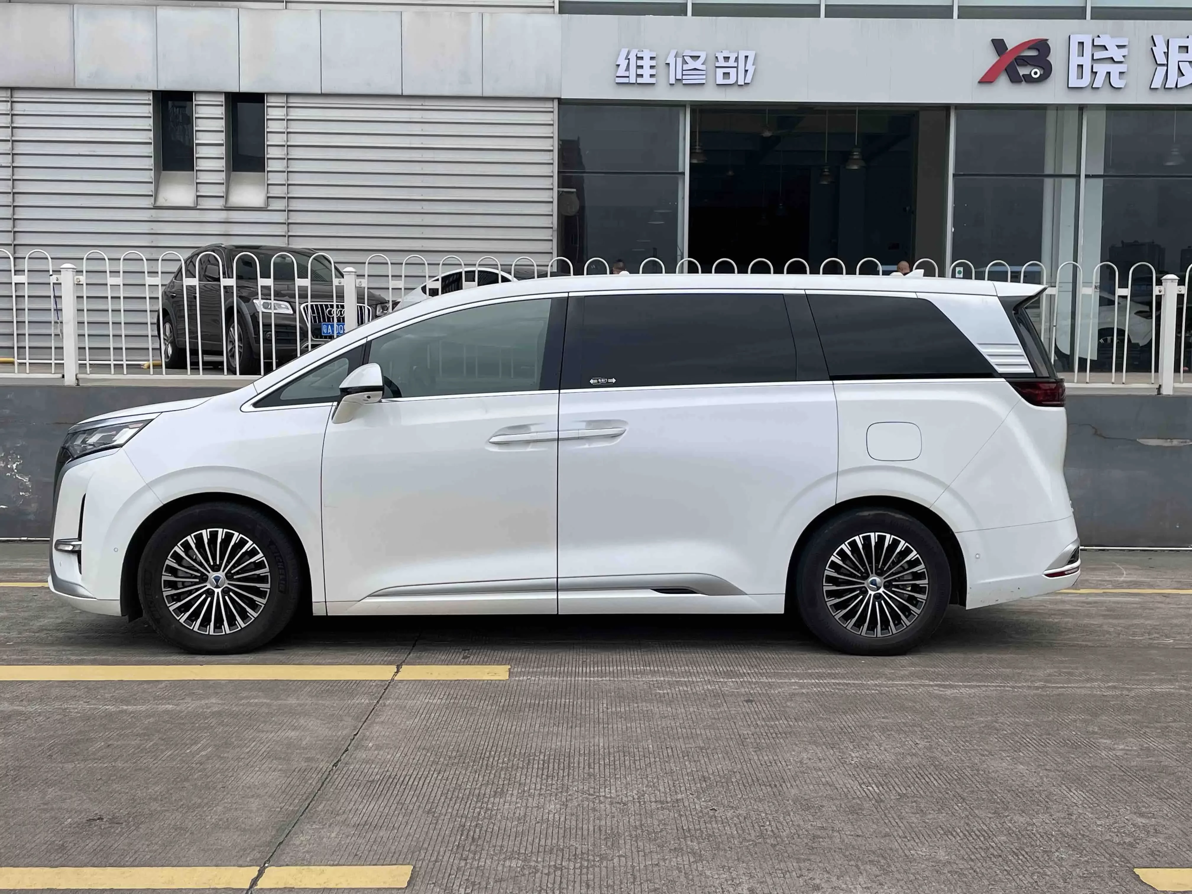 Denza D9 EV