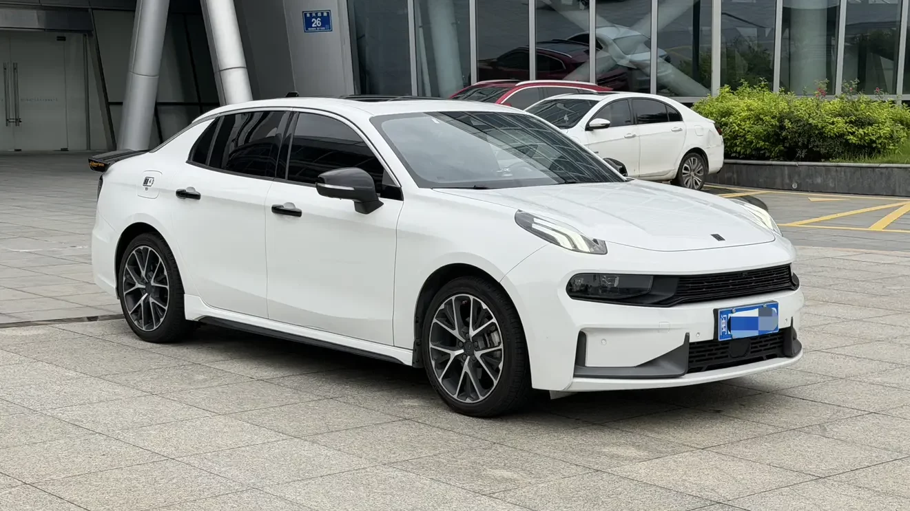 Lynk & Co 03
