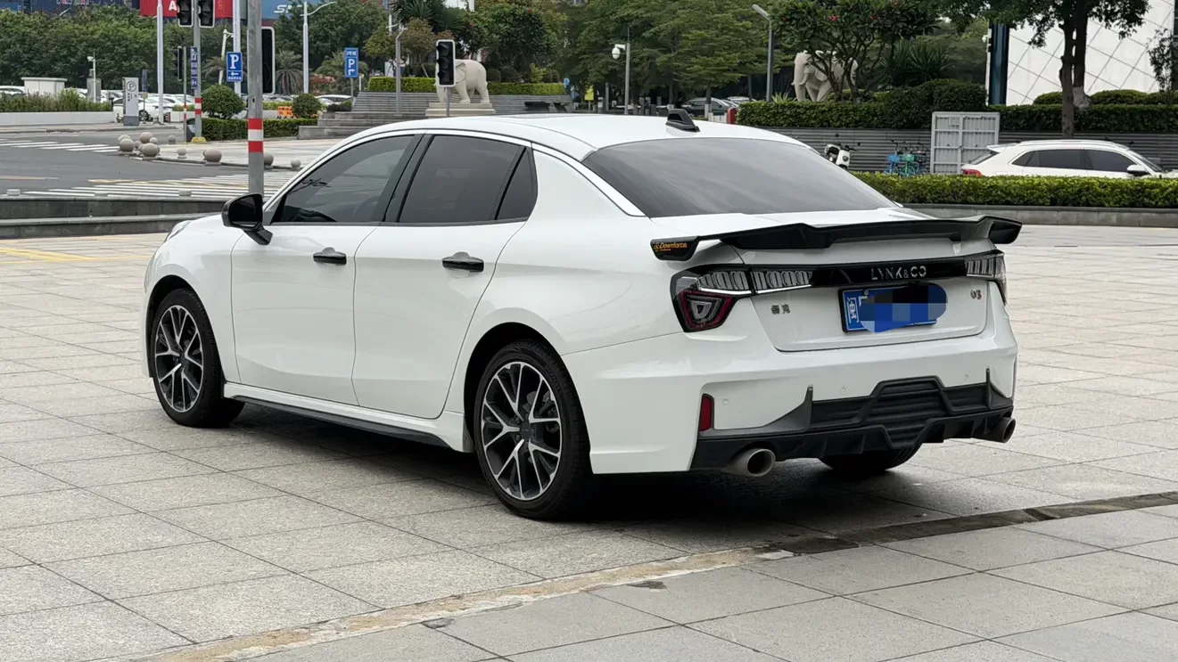 Lynk & Co 03