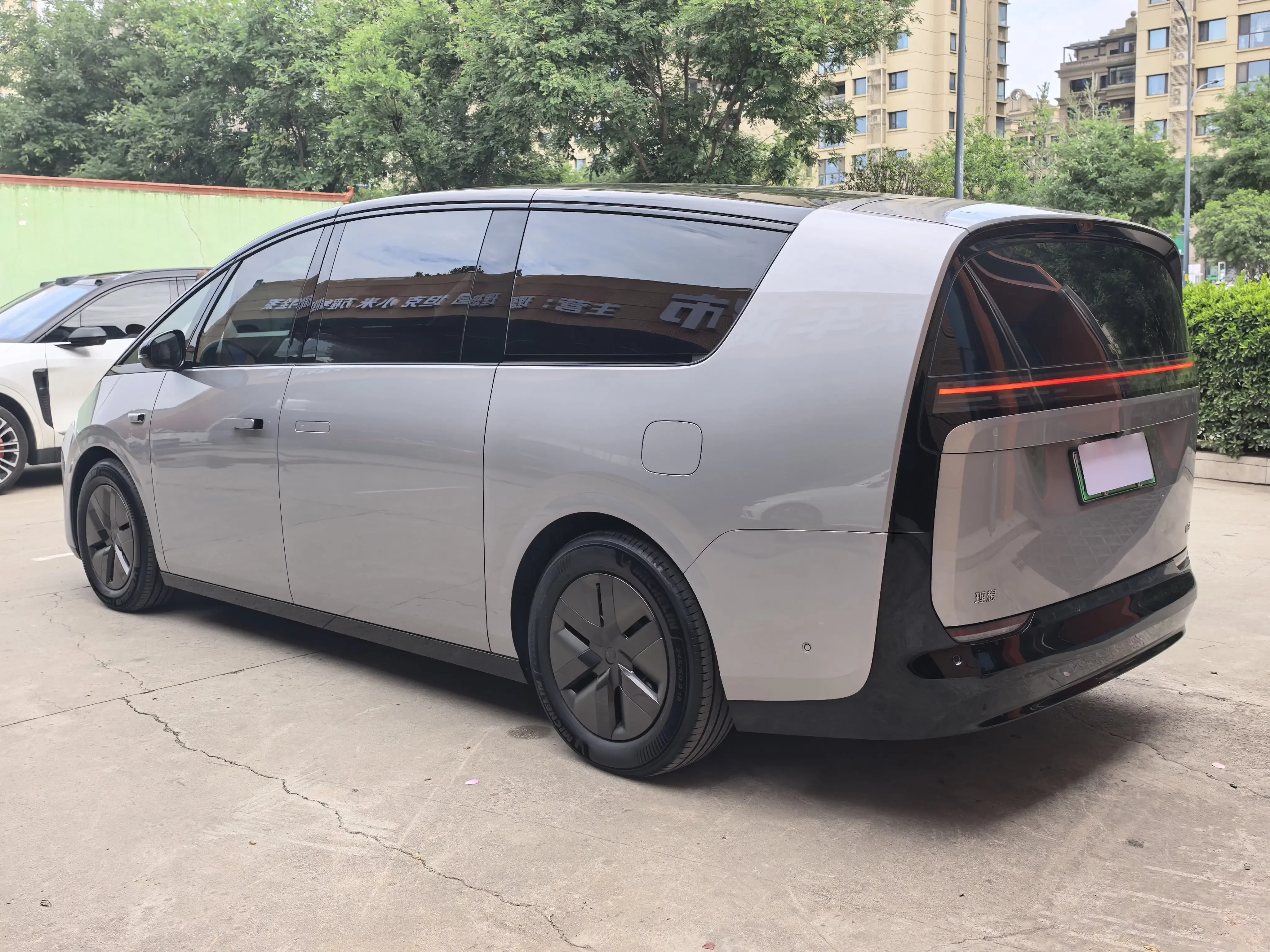 Lixiang MEGA