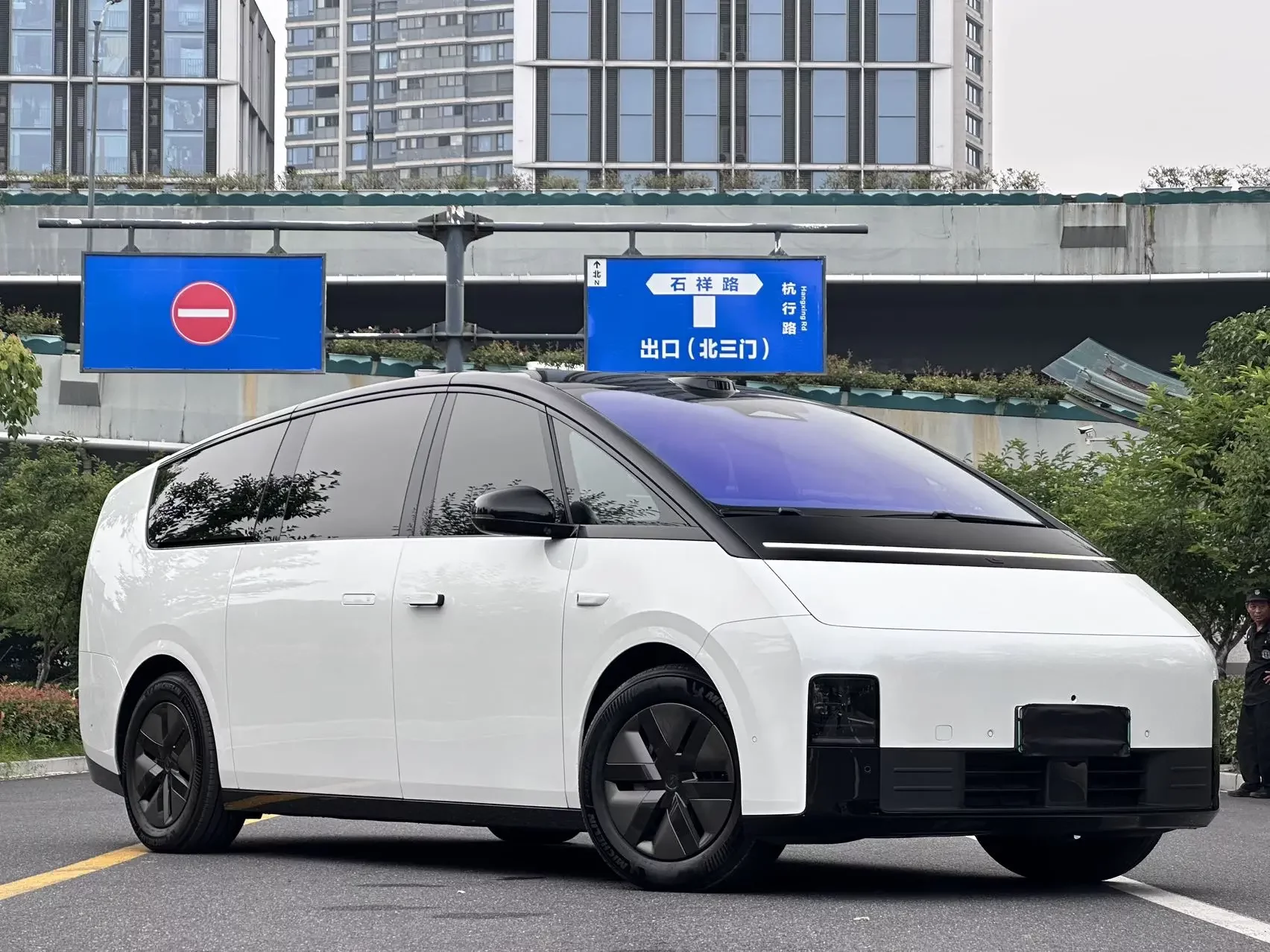 Lixiang MEGA