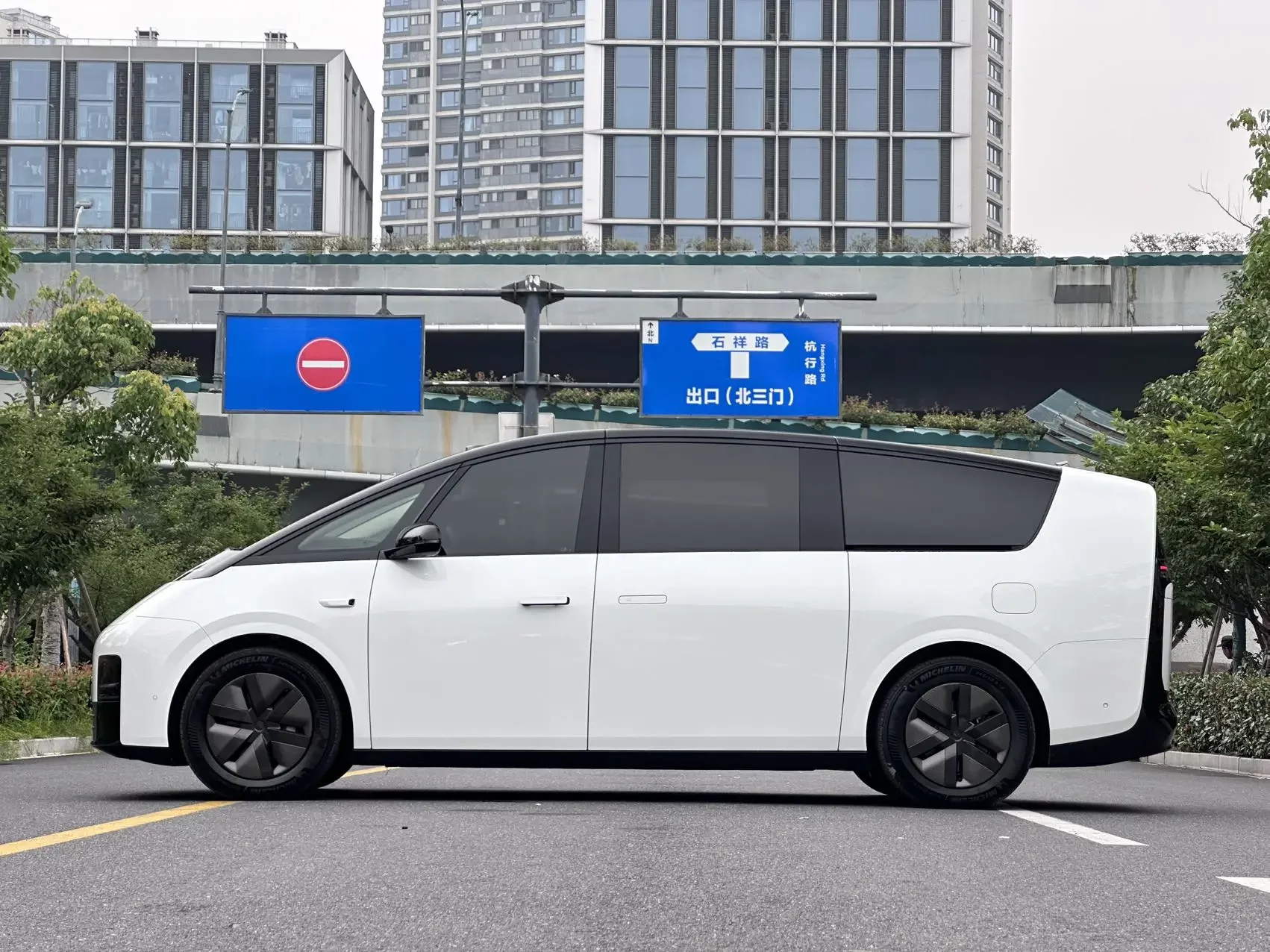 Lixiang MEGA