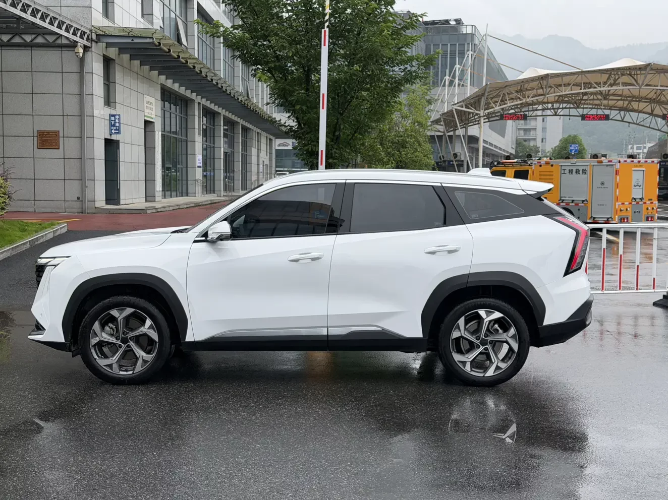 Geely Atlas L