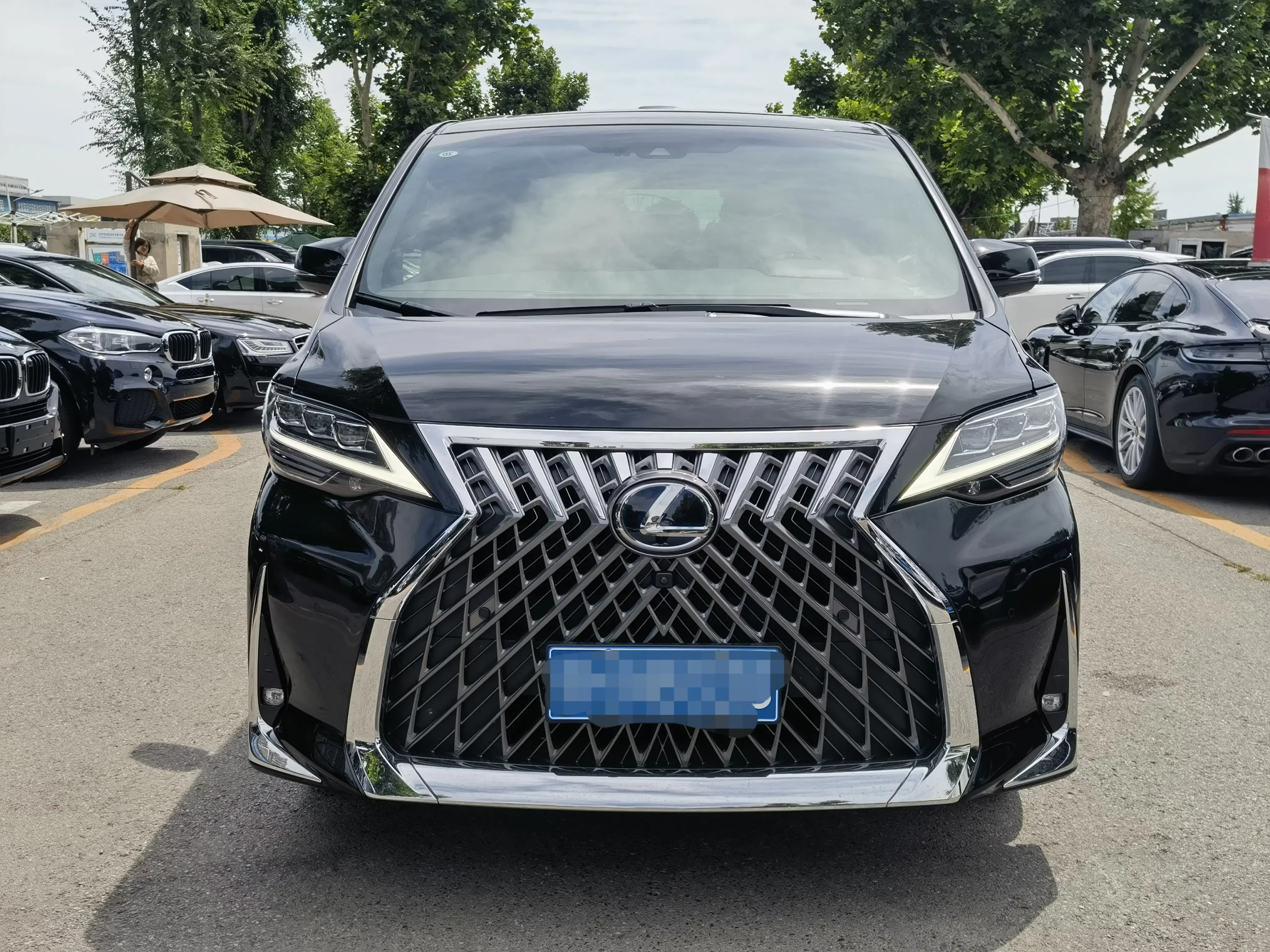 Lexus LM