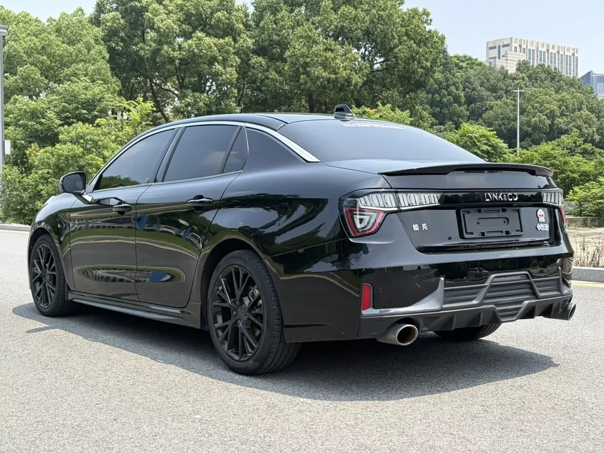 Lynk & Co 03