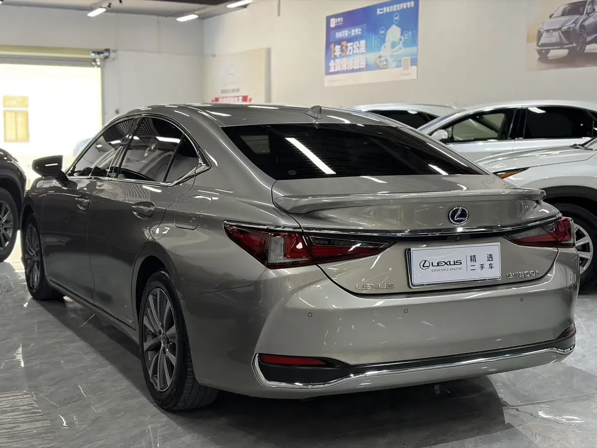 Lexus ES