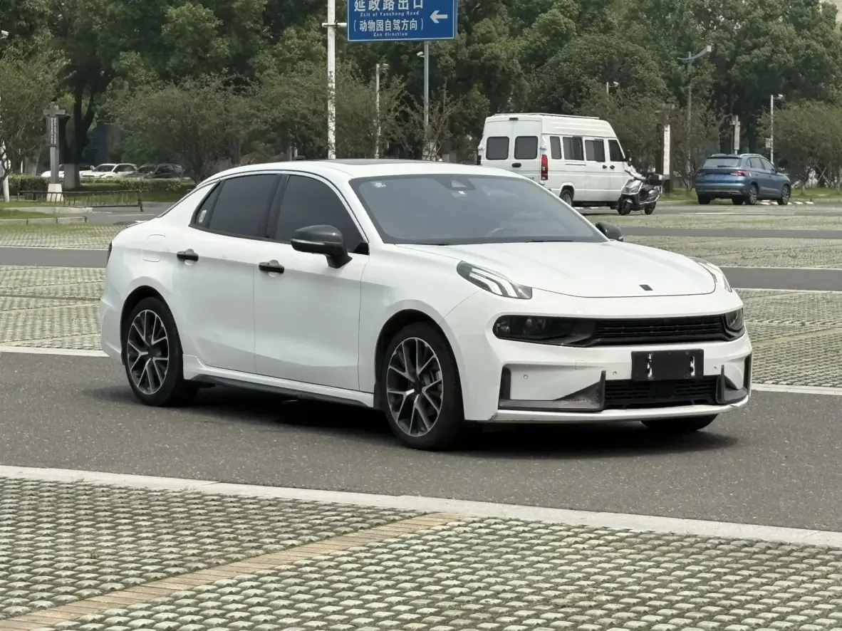 Lynk & Co 03