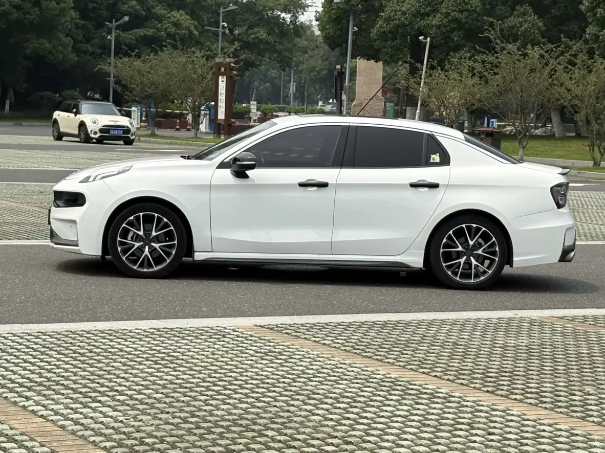 Lynk & Co 03