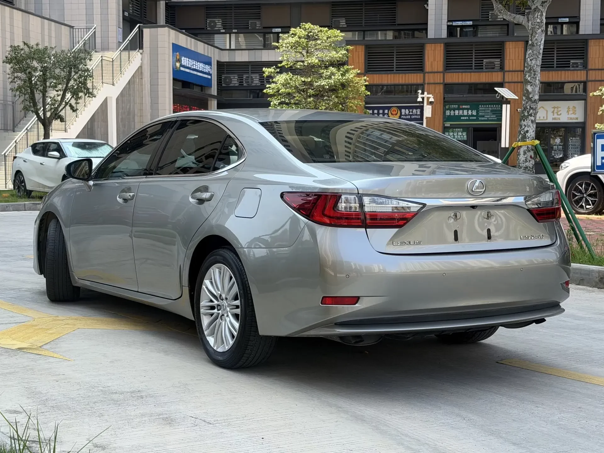 Lexus ES
