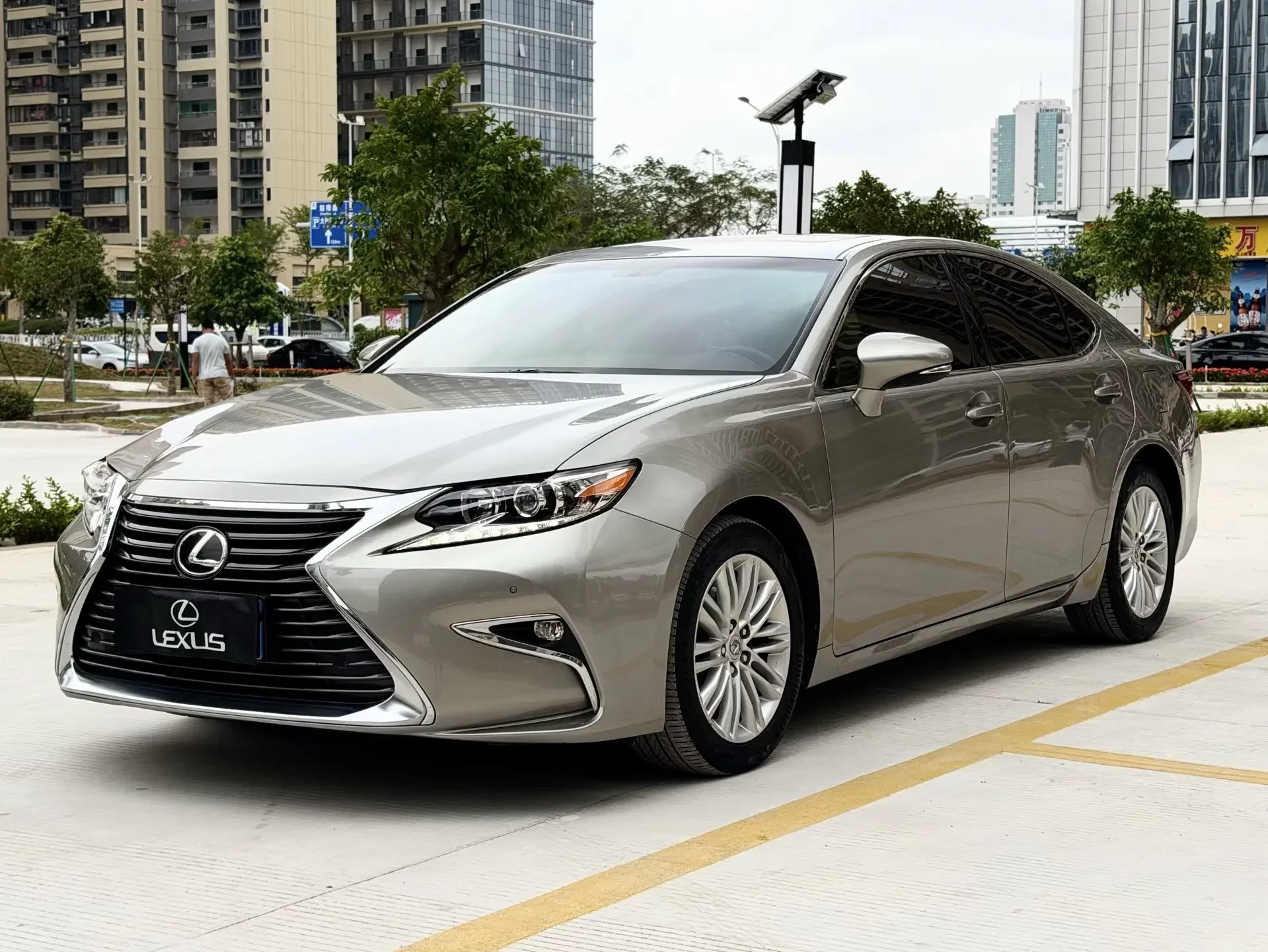 Lexus ES