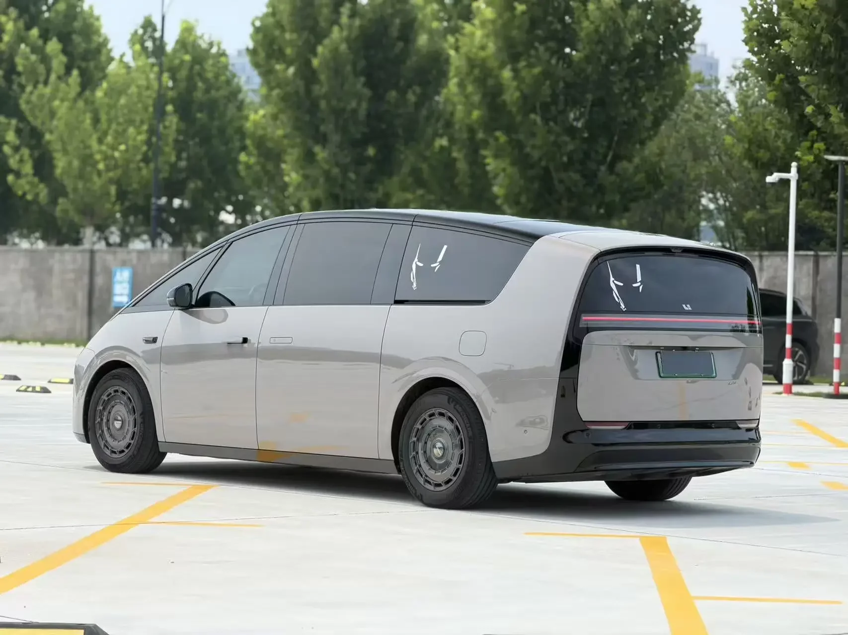 Lixiang MEGA
