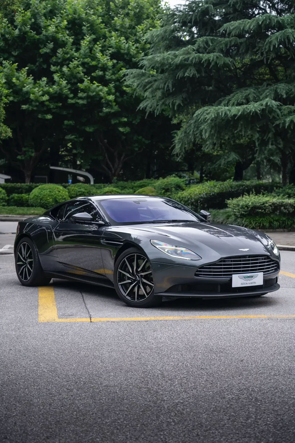 Aston Martin DB11