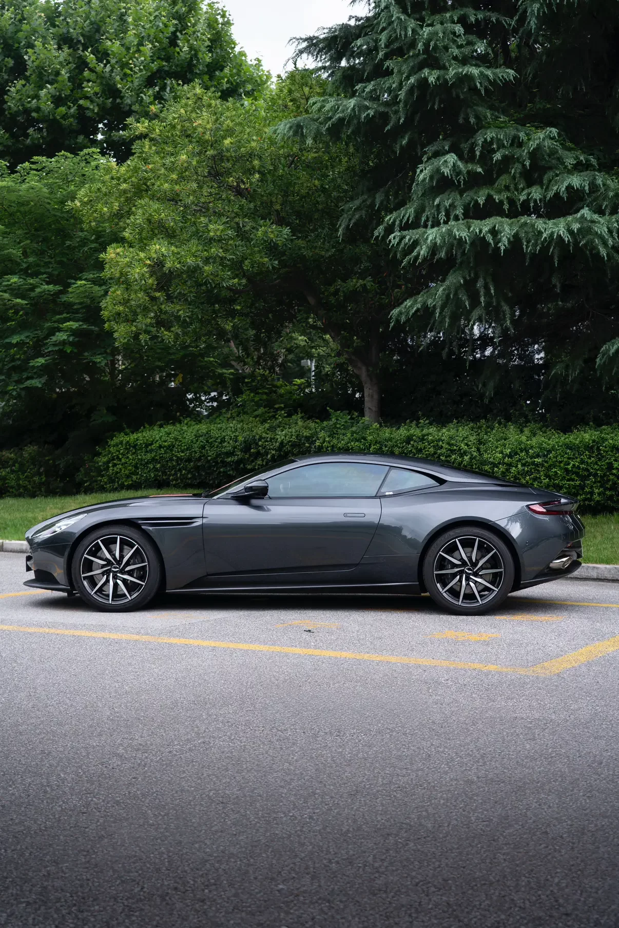 Aston Martin DB11