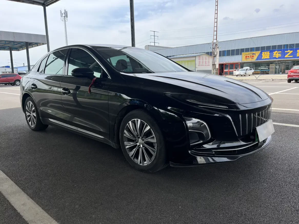 Hongqi E-QM5