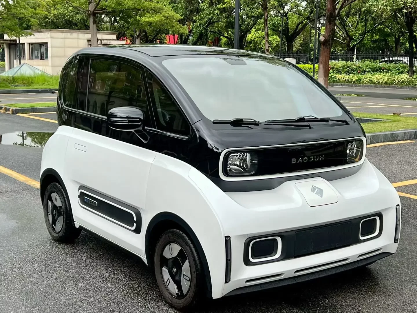 Baojun E300